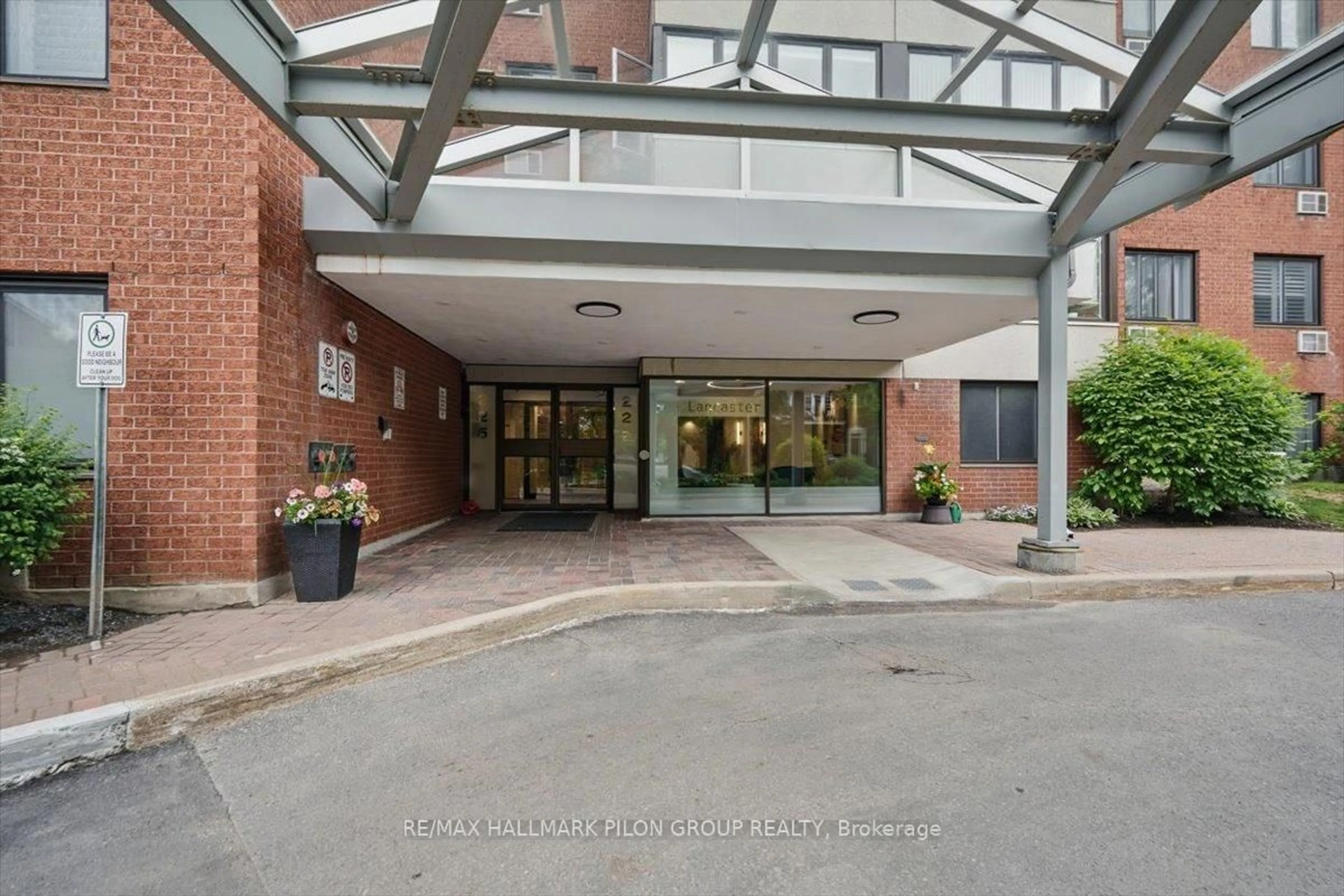 Indoor foyer for 225 Alvin Rd #613, Ottawa Ontario K1K 4H6