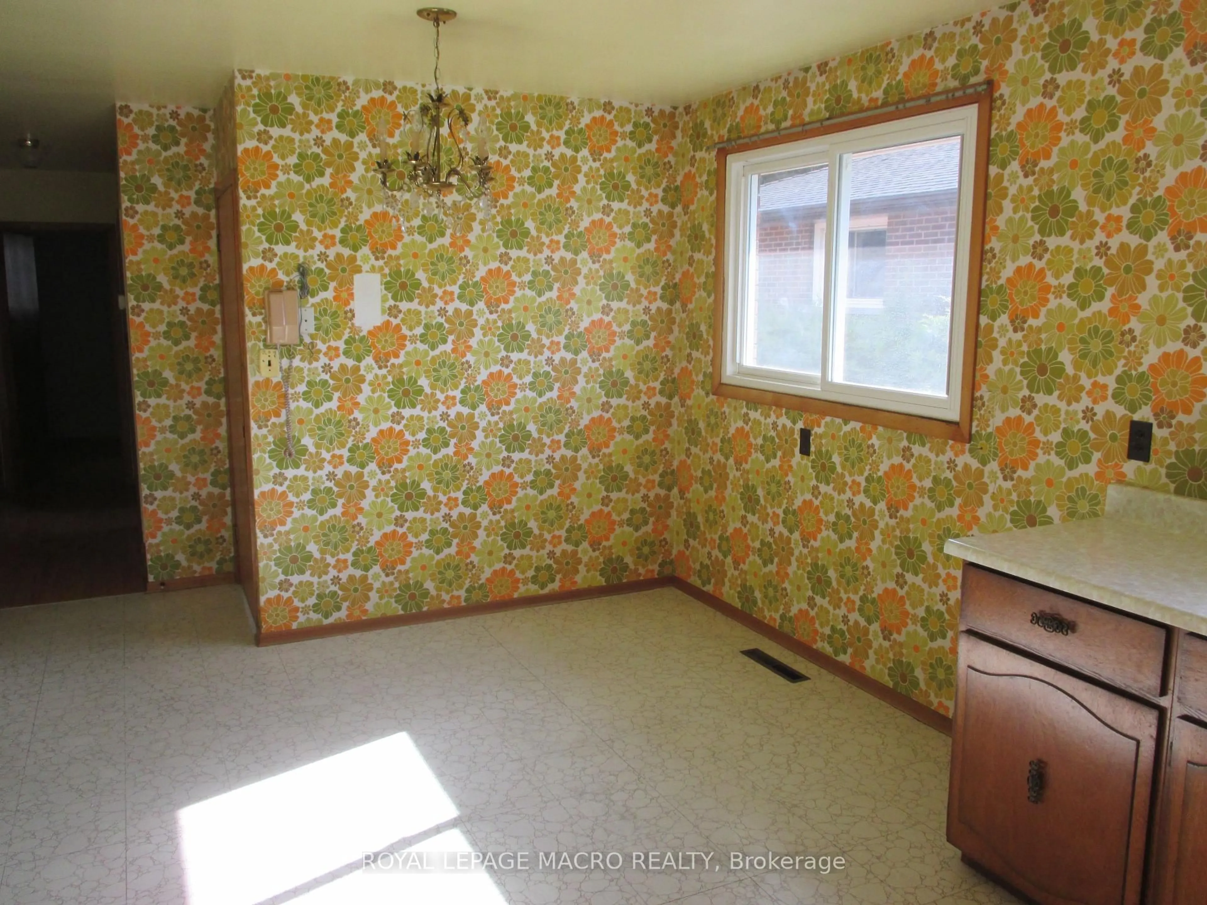 A pic of a room for 26 Parklands Dr, Hamilton Ontario L8K 4W7