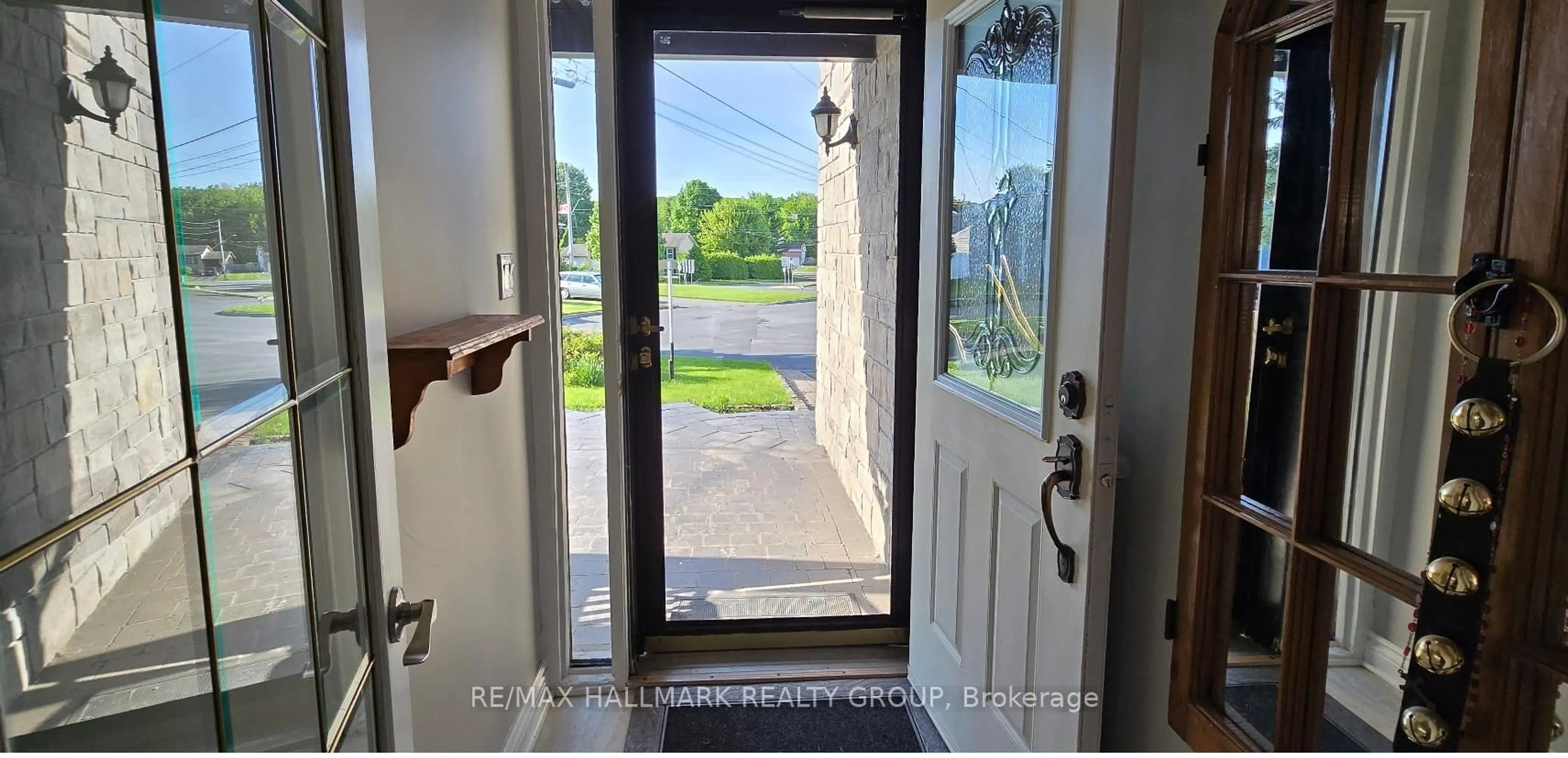 Indoor entryway for 976 Laporte St, Clarence-Rockland Ontario K4K 1A5