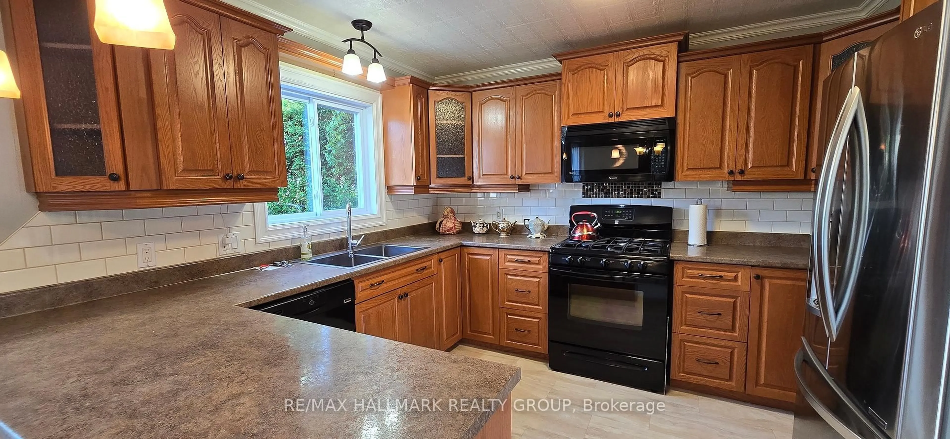 Standard kitchen, ceramic/tile floor for 976 Laporte St, Clarence-Rockland Ontario K4K 1A5