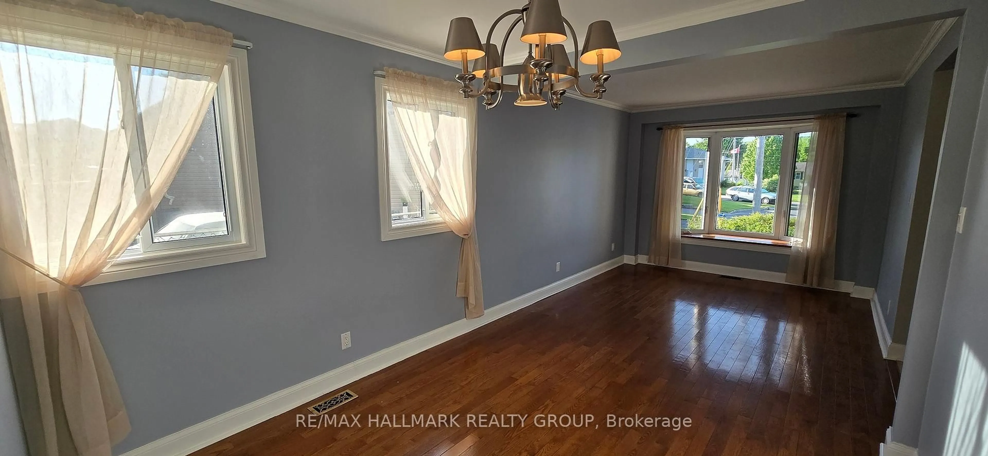 Dining room, wood/laminate floor for 976 Laporte St, Clarence-Rockland Ontario K4K 1A5