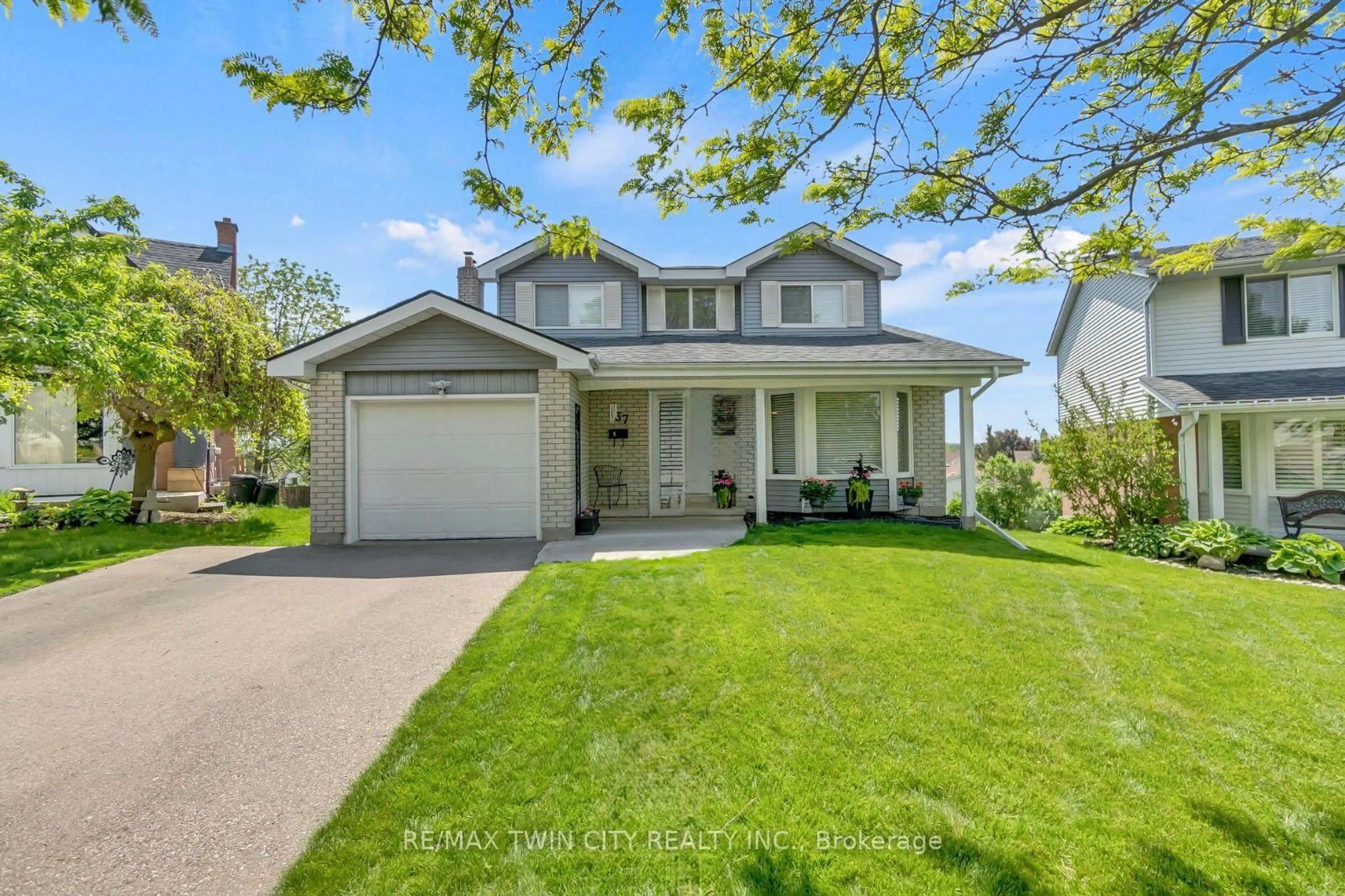 Home with vinyl exterior material, street for 137 Oneida Pl, Kitchener Ontario N2A 3G3