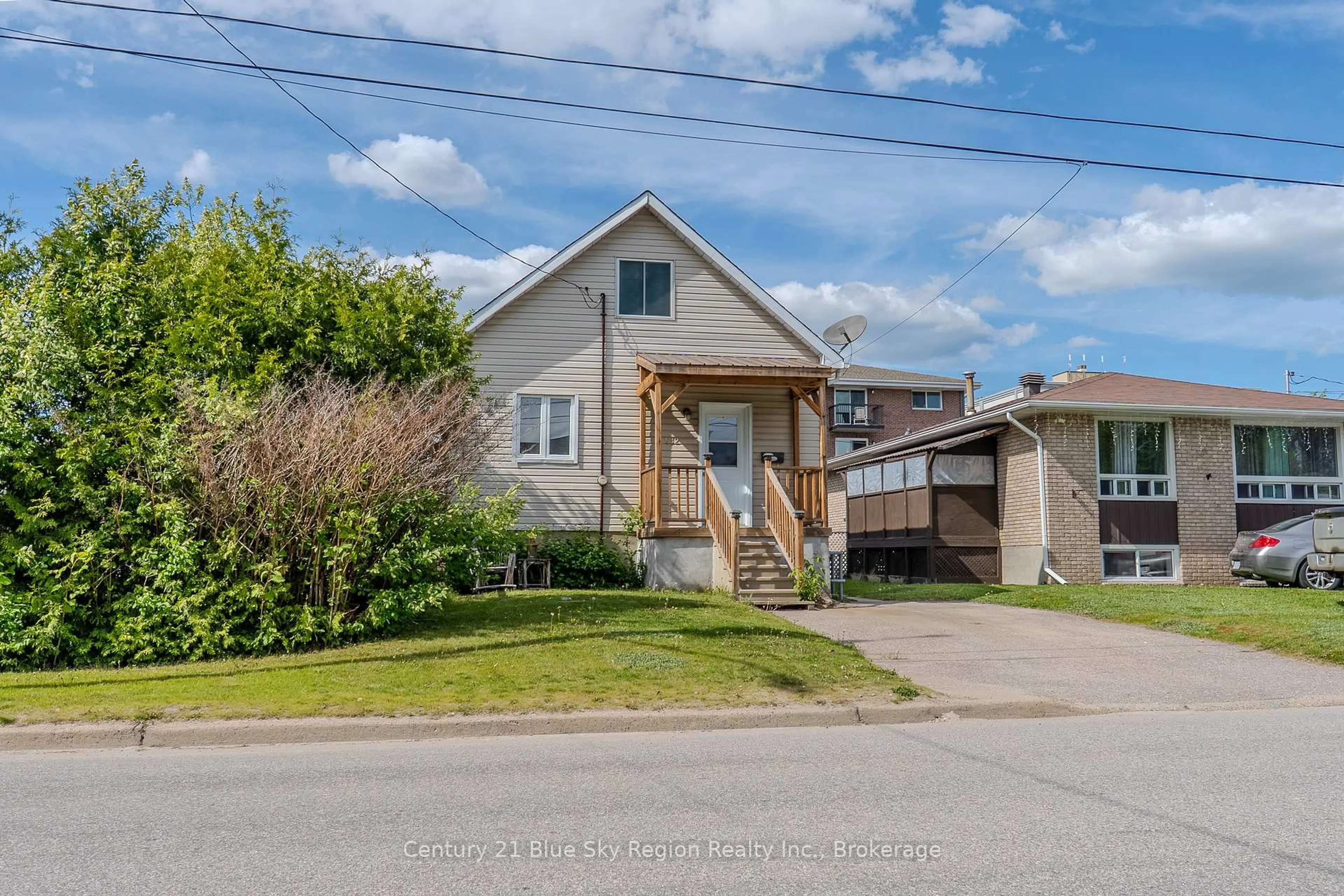 A pic from outside/outdoor area/front of a property/back of a property/a pic from drone, street for 132 Norwood Ave, North Bay Ontario P1B 5E1