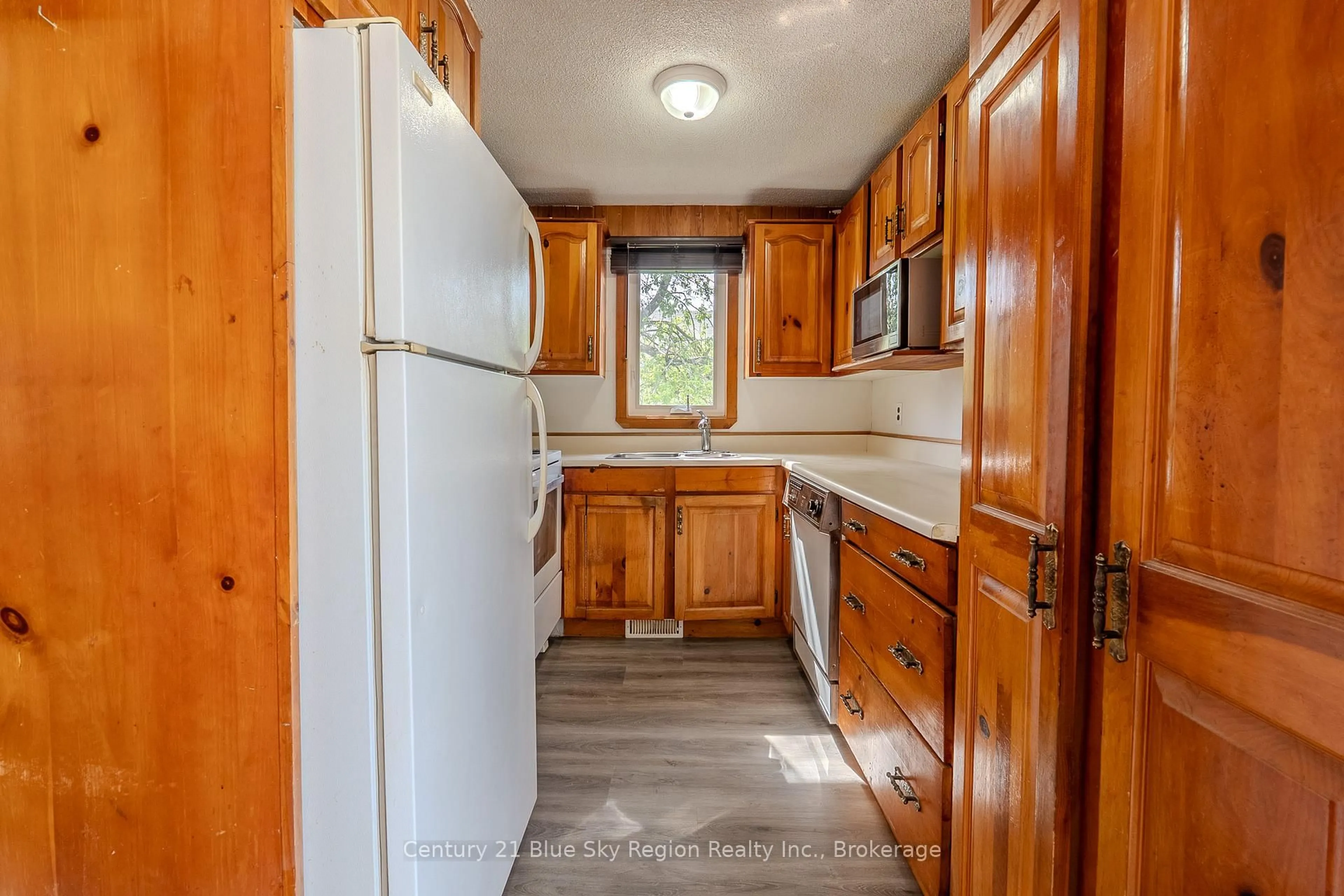Standard kitchen, unknown for 132 Norwood Ave, North Bay Ontario P1B 5E1