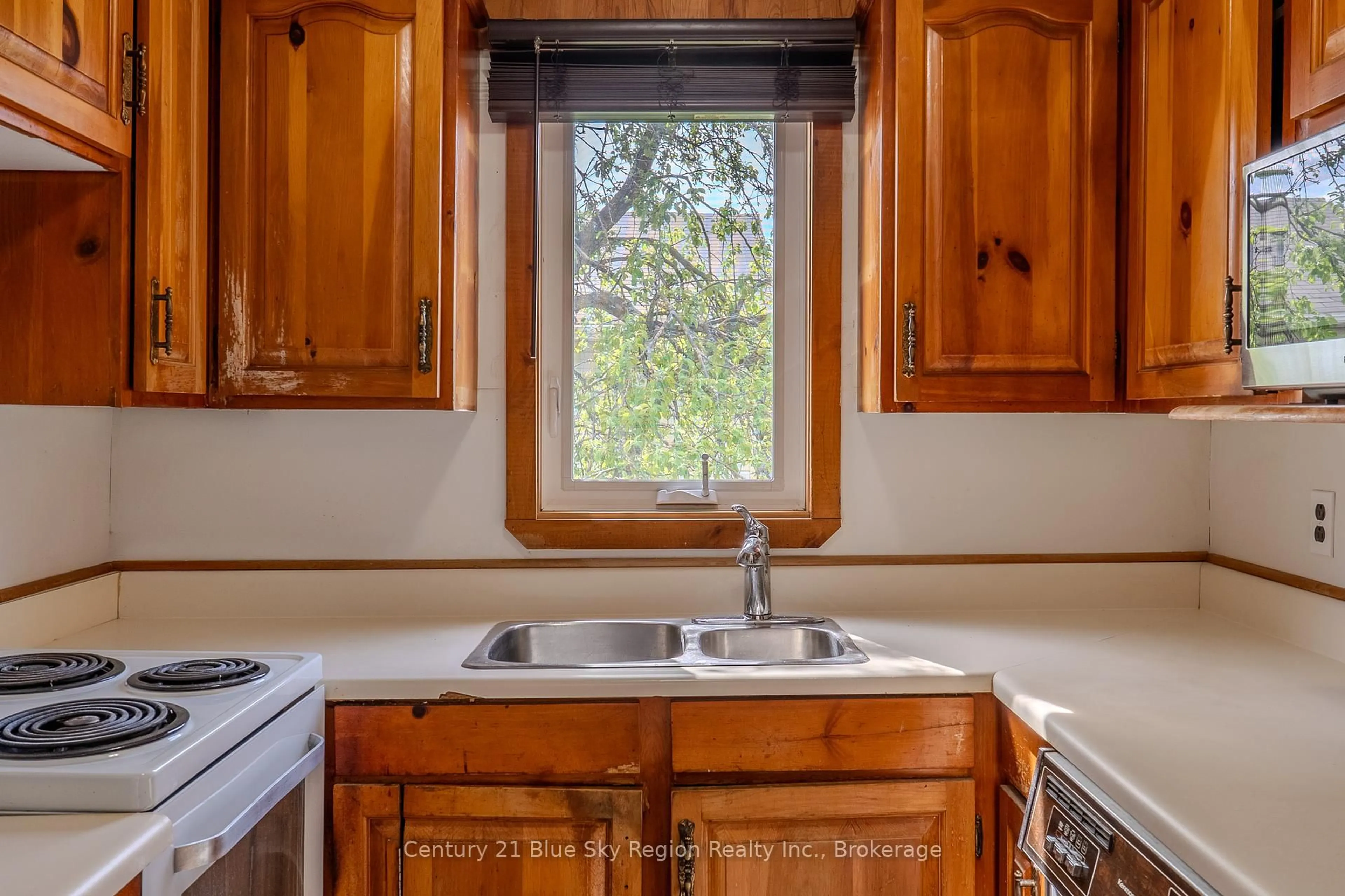 Standard kitchen, ceramic/tile floor for 132 Norwood Ave, North Bay Ontario P1B 5E1