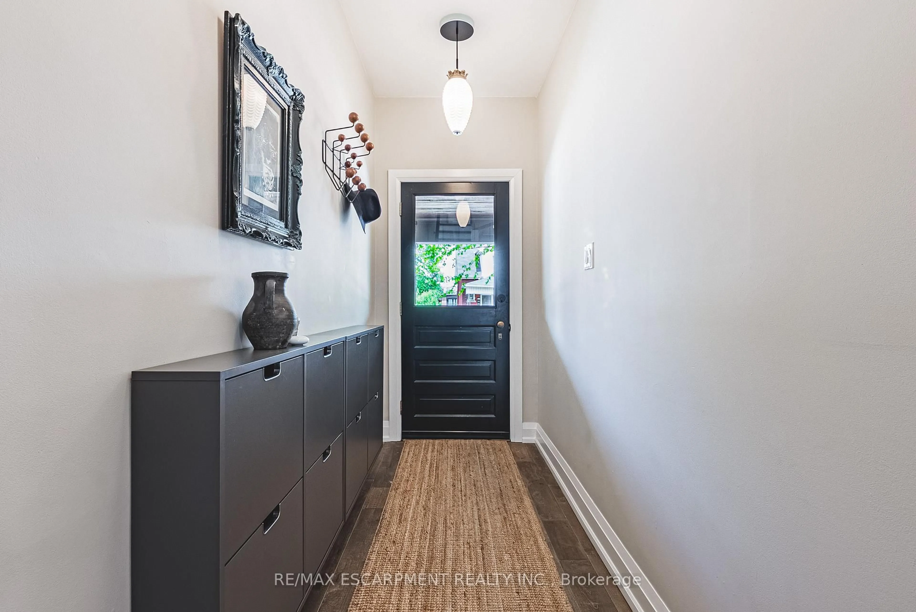 Indoor entryway for 224 Cumberland Ave, Hamilton Ontario L8M 1Z7