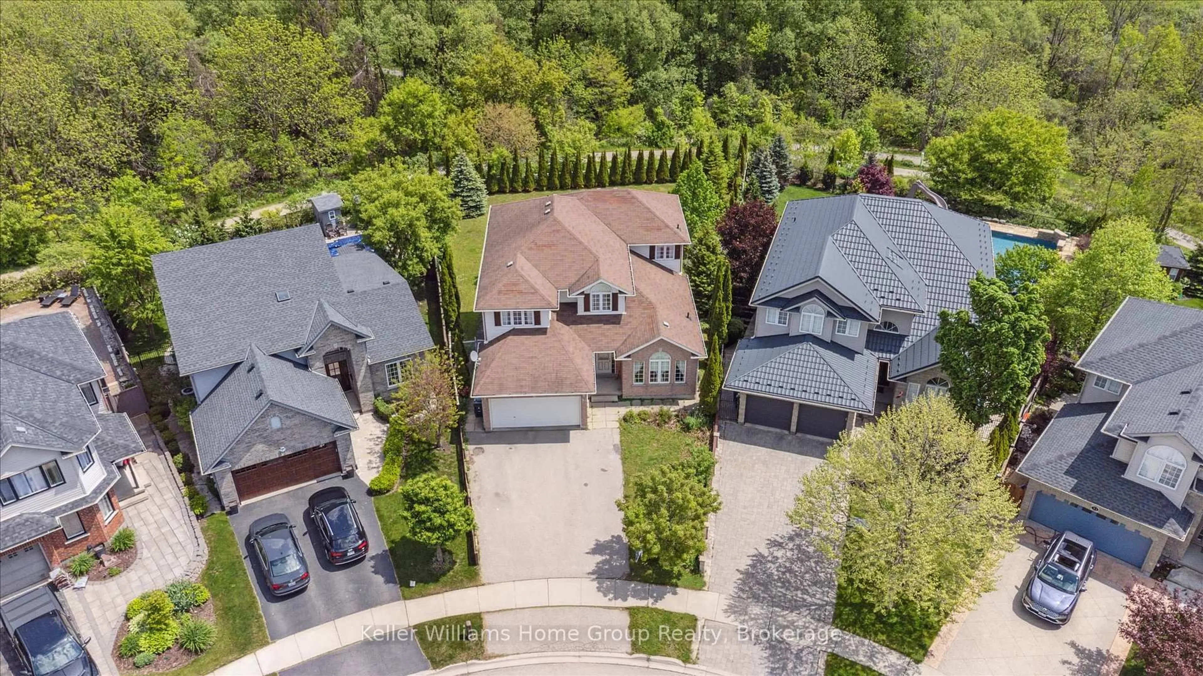 A pic from outside/outdoor area/front of a property/back of a property/a pic from drone, street for 35 Creekside Dr, Guelph Ontario N1E 0C2