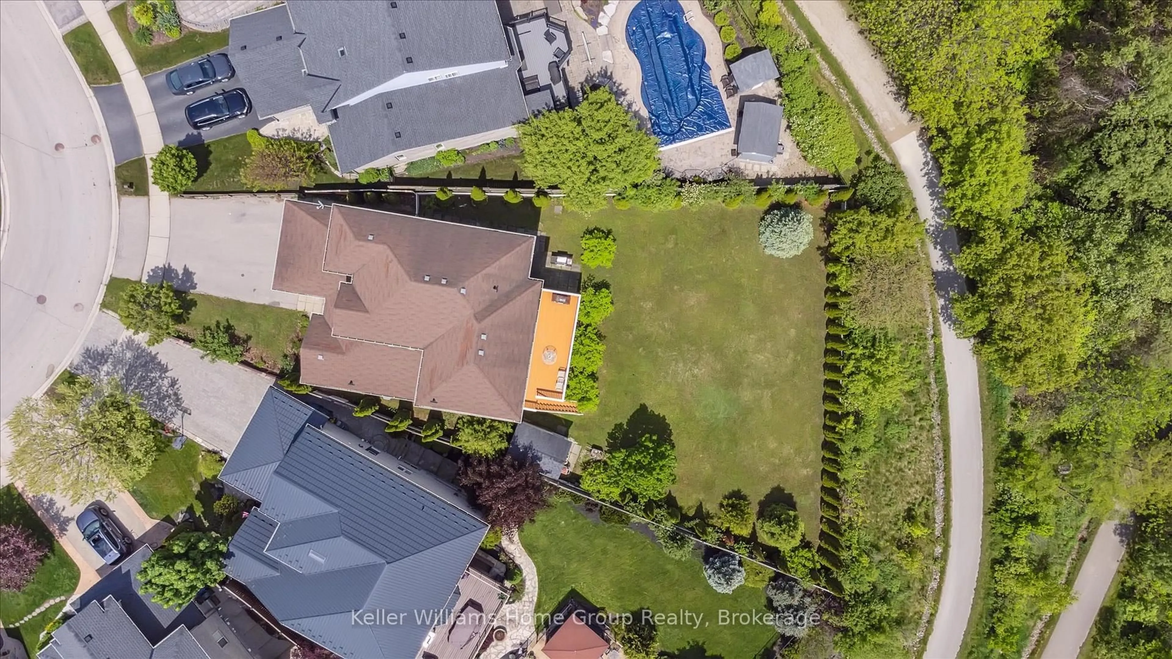 A pic from outside/outdoor area/front of a property/back of a property/a pic from drone, street for 35 Creekside Dr, Guelph Ontario N1E 0C2
