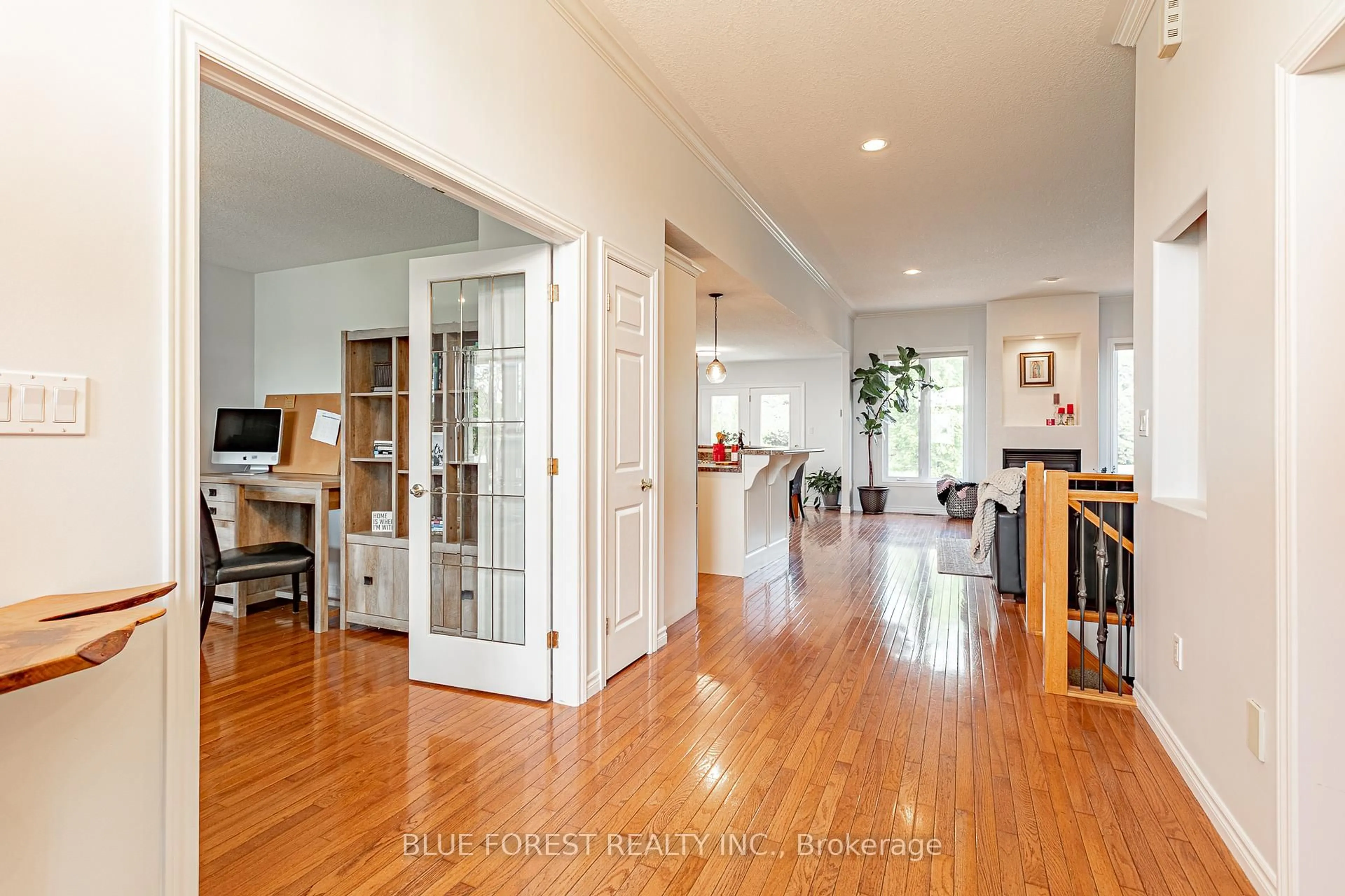 Indoor entryway for 48 Hillview Dr, Thames Centre Ontario N0L 1V0