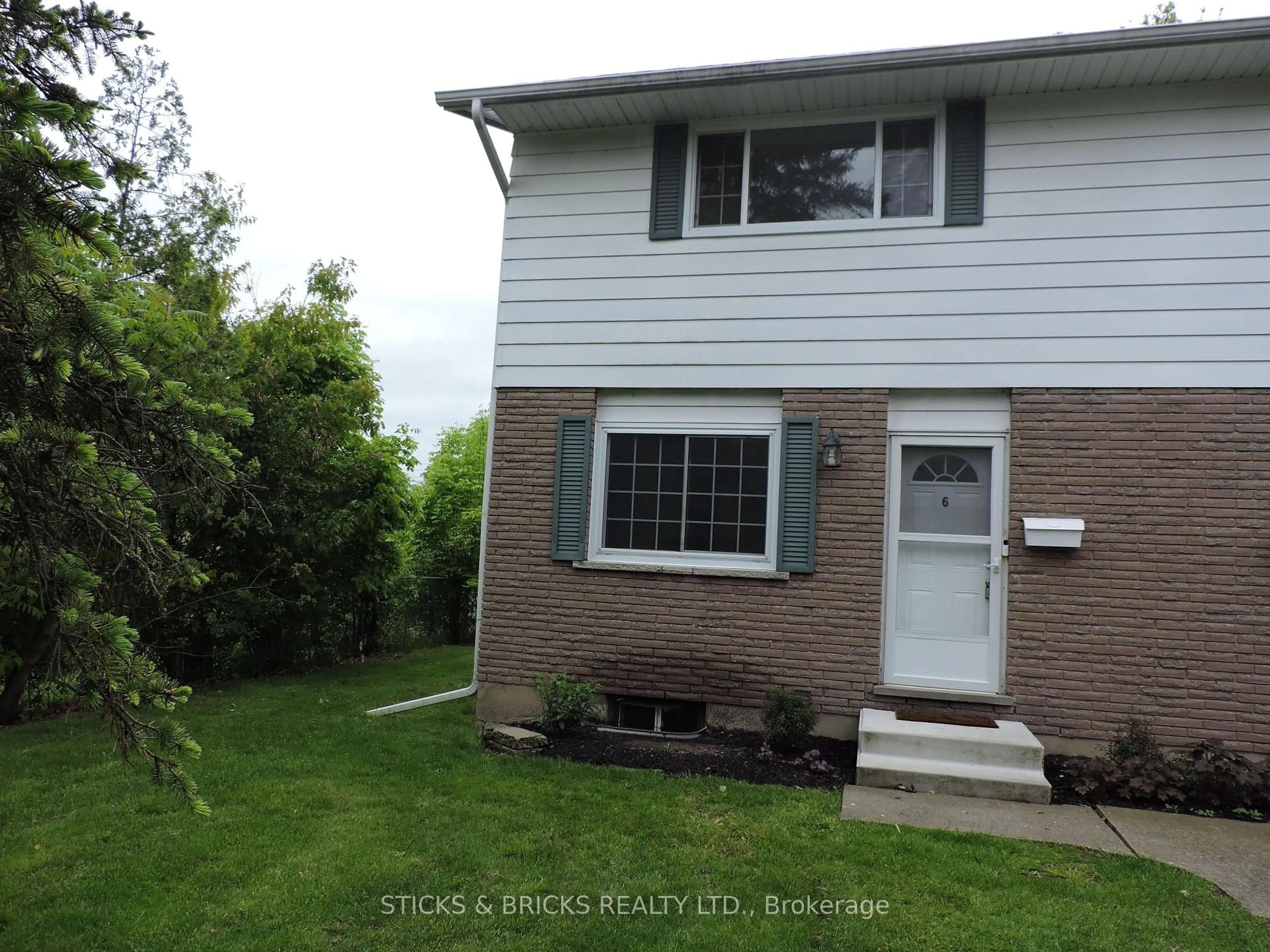 Home with vinyl exterior material, street for 5852 Frontenac St #6, Niagara Falls Ontario L2G 3A9