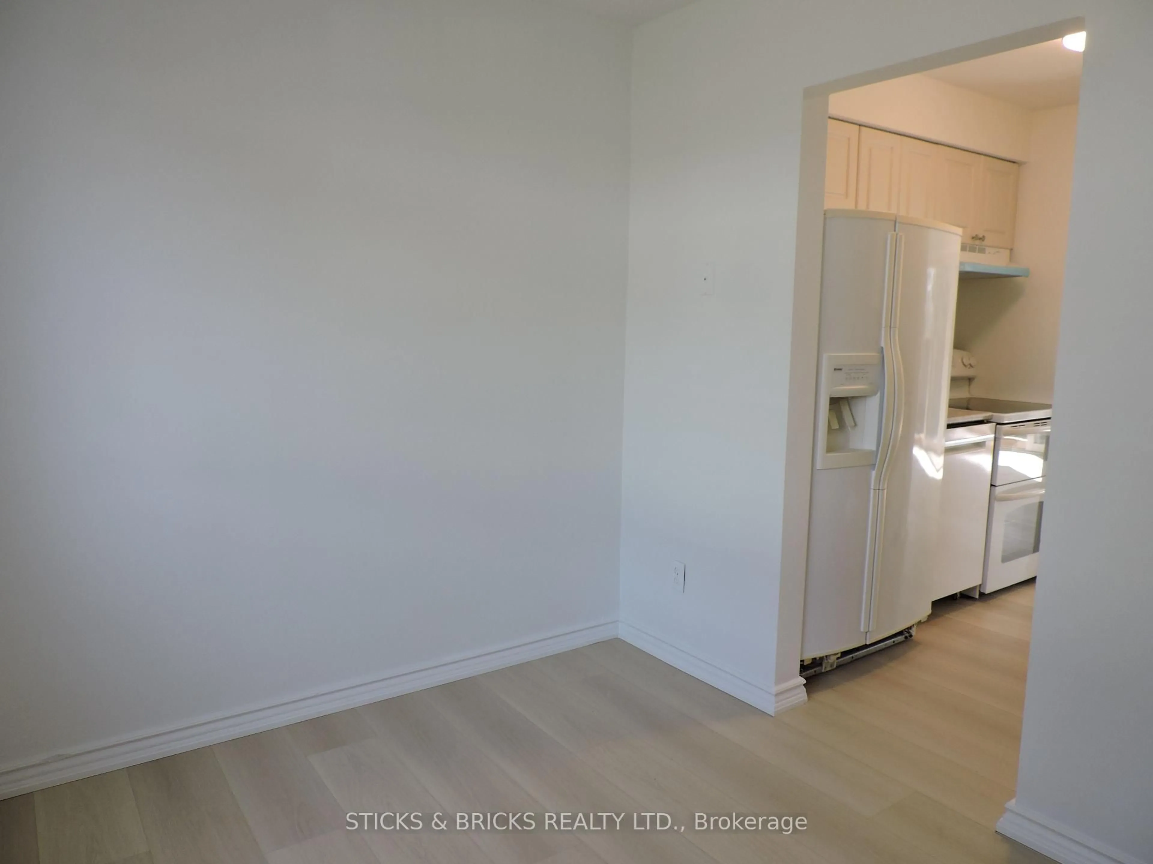 A pic of a room for 5852 Frontenac St #6, Niagara Falls Ontario L2G 3A9