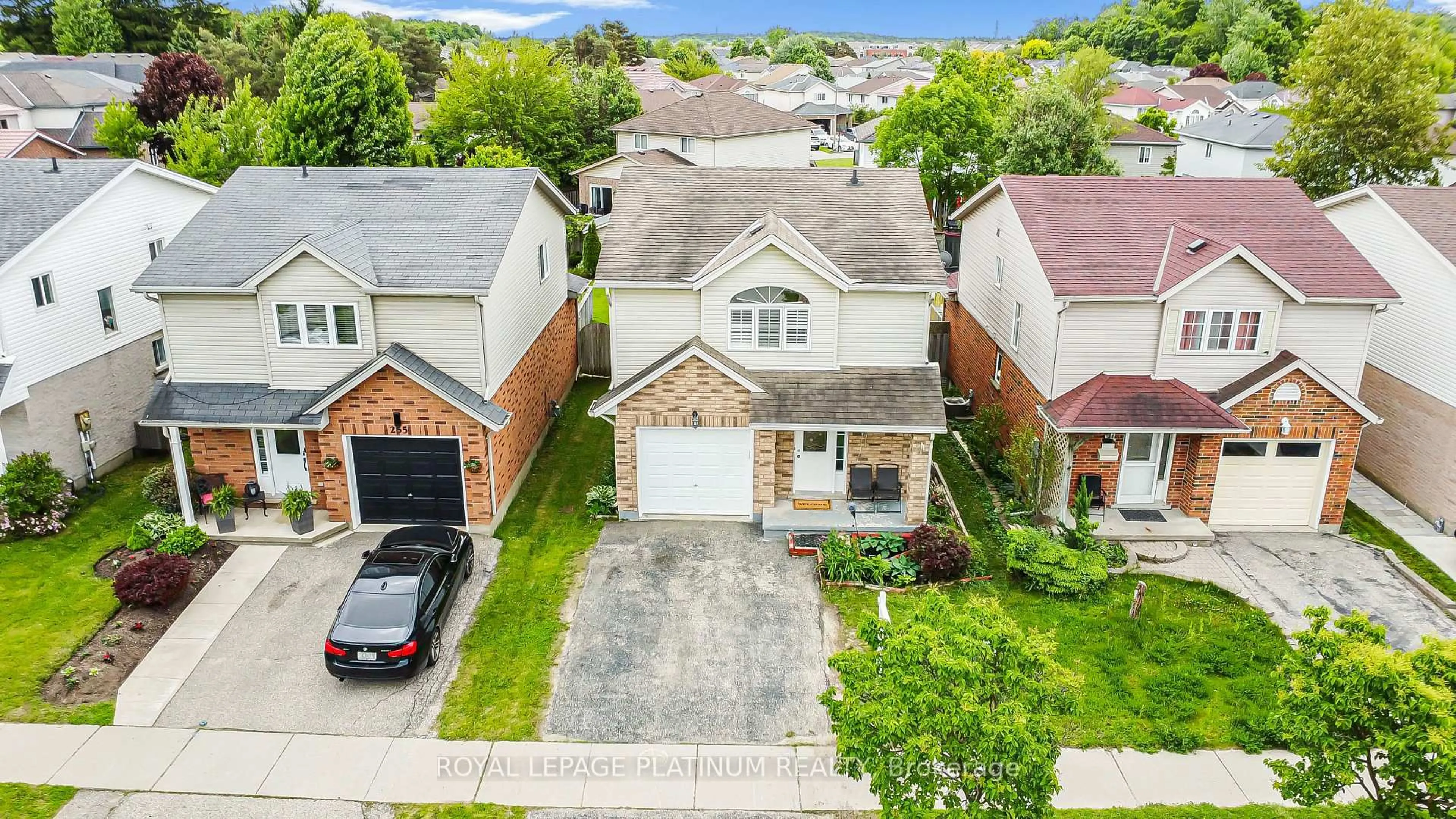 A pic from outside/outdoor area/front of a property/back of a property/a pic from drone, street for 257 Grey Fox Dr, Kitchener Ontario N2E 3N7