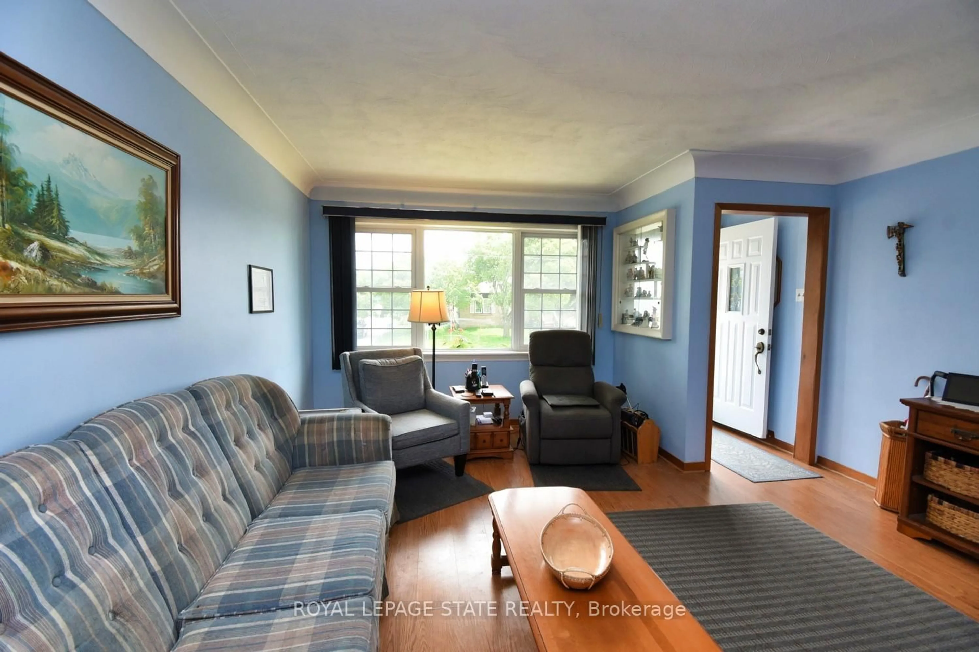 Living room with furniture, wood/laminate floor for 60 Toby Cres, Hamilton Ontario L8T 2N8