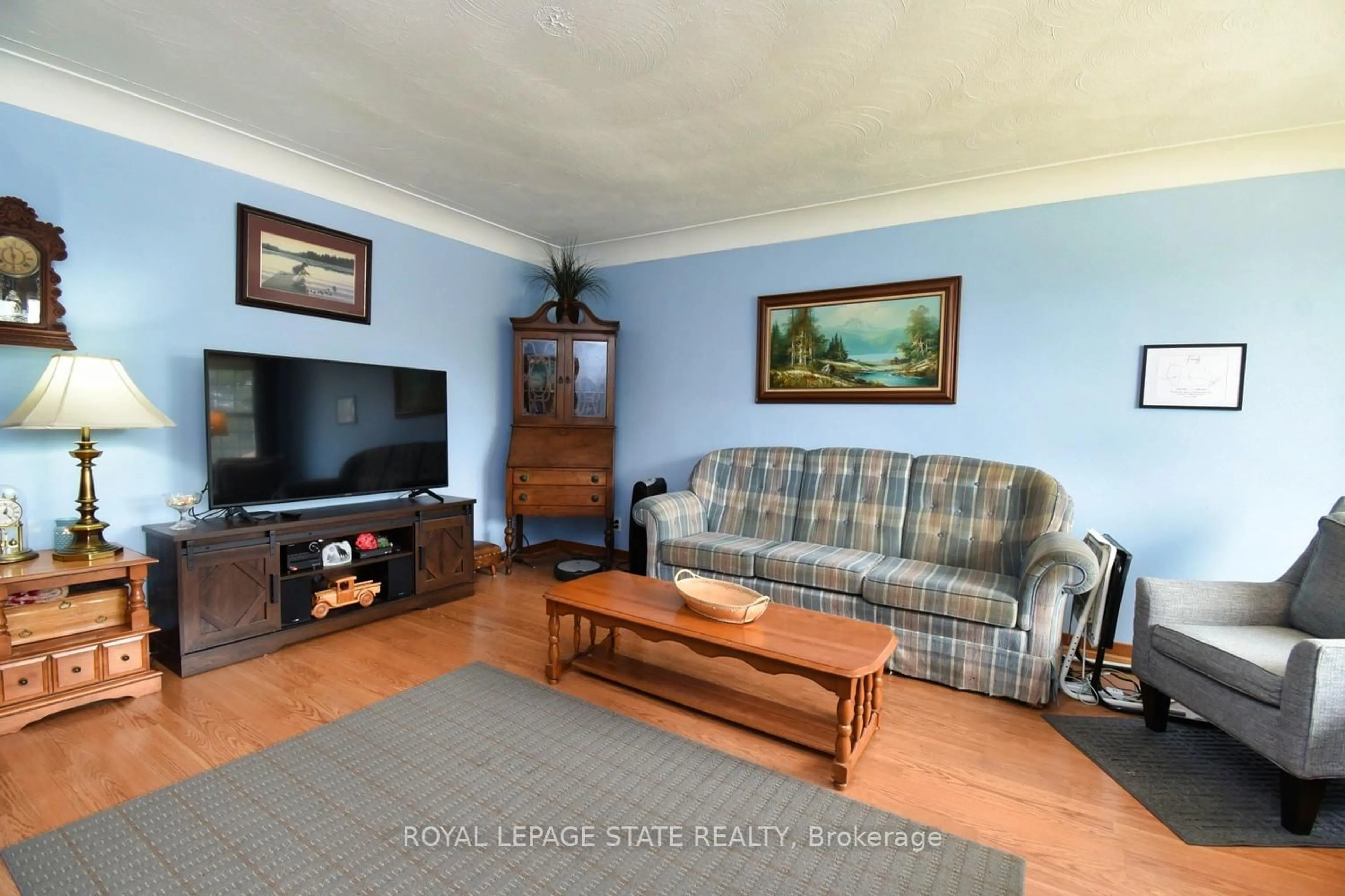 Living room with furniture, unknown for 60 Toby Cres, Hamilton Ontario L8T 2N8