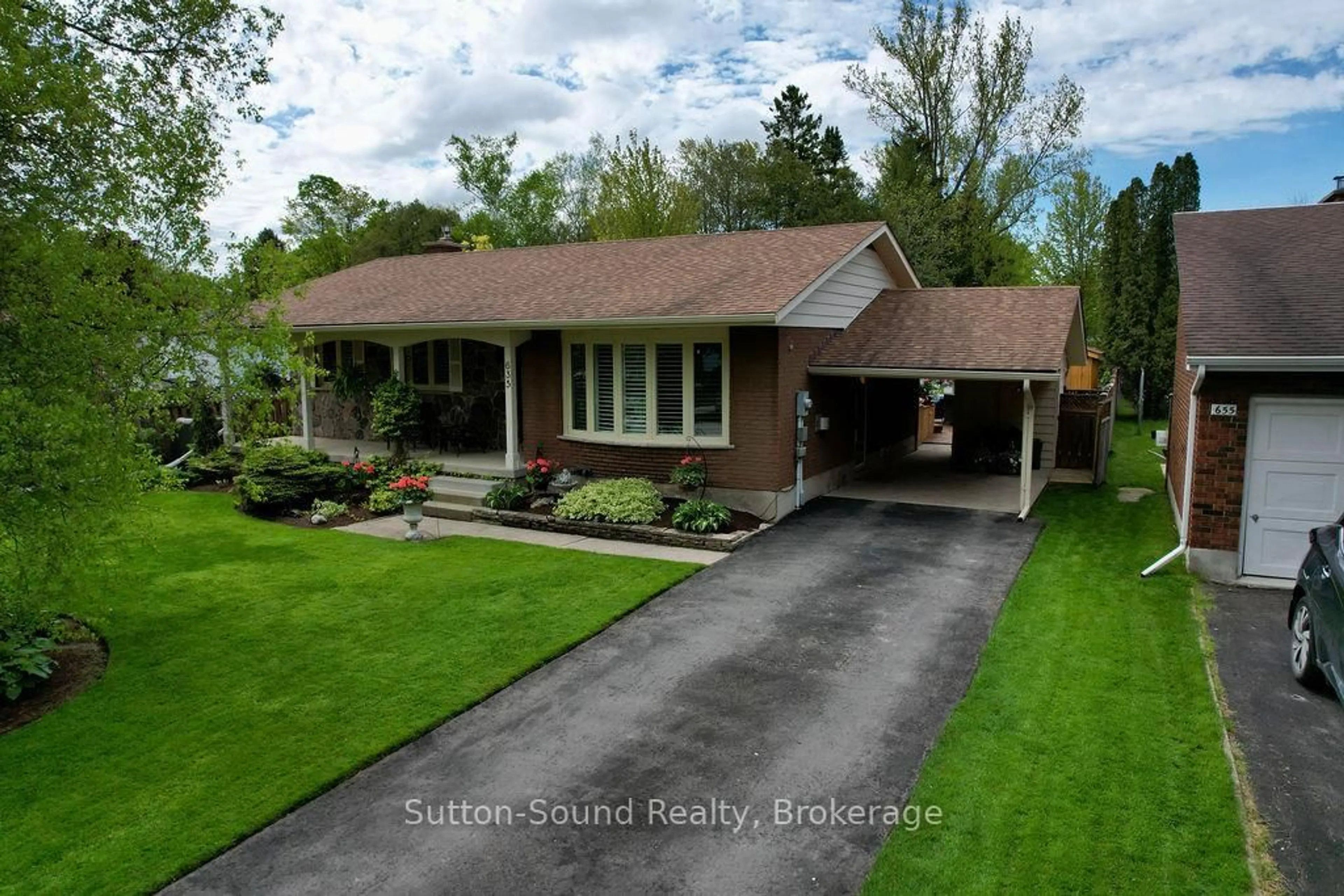 A pic from outside/outdoor area/front of a property/back of a property/a pic from drone, street for 635 26th St, Owen Sound Ontario N4K 6A6