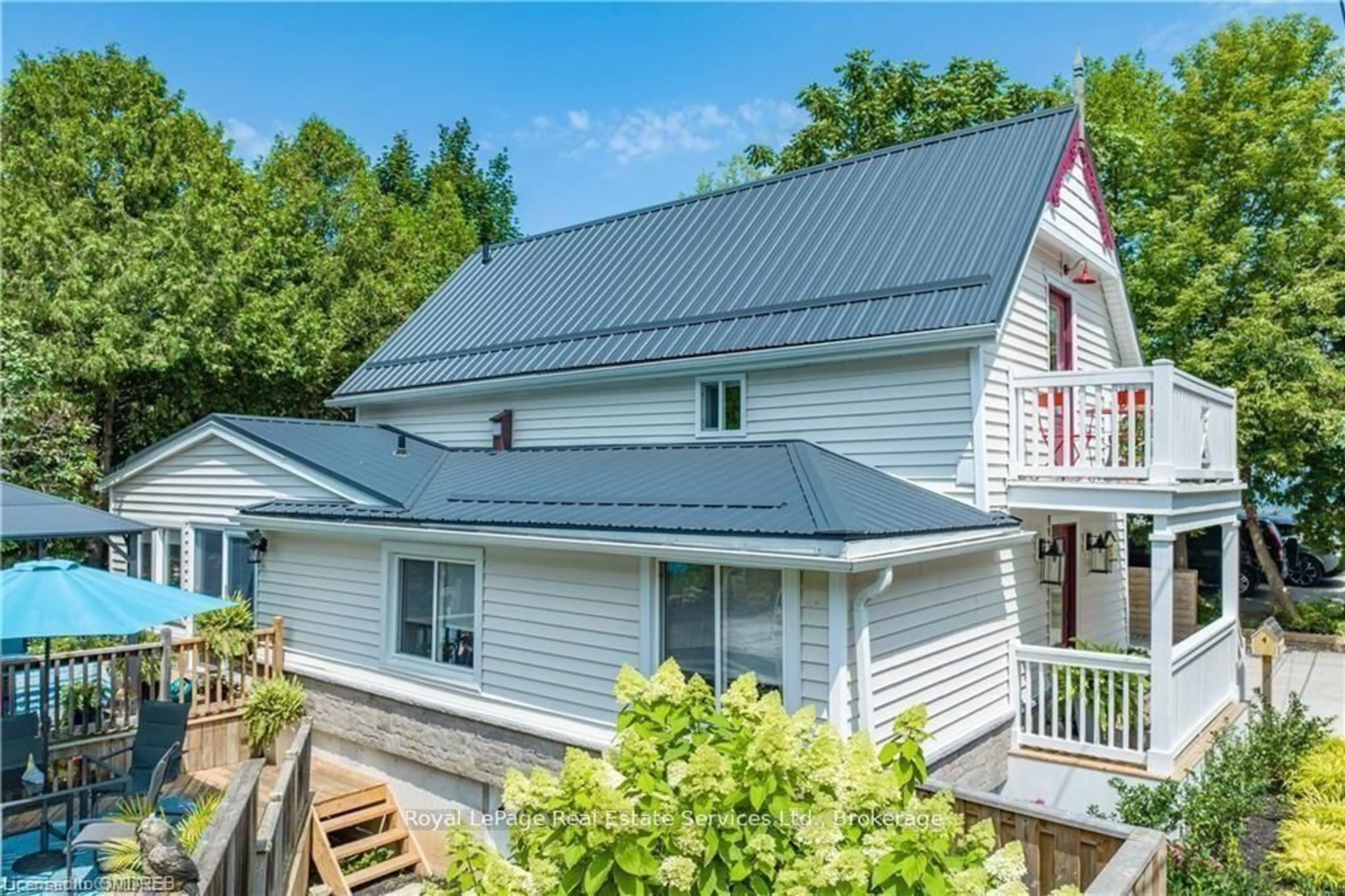 A pic from outside/outdoor area/front of a property/back of a property/a pic from drone, unknown for 4 6th St, Grimsby Ontario L3M 2T3