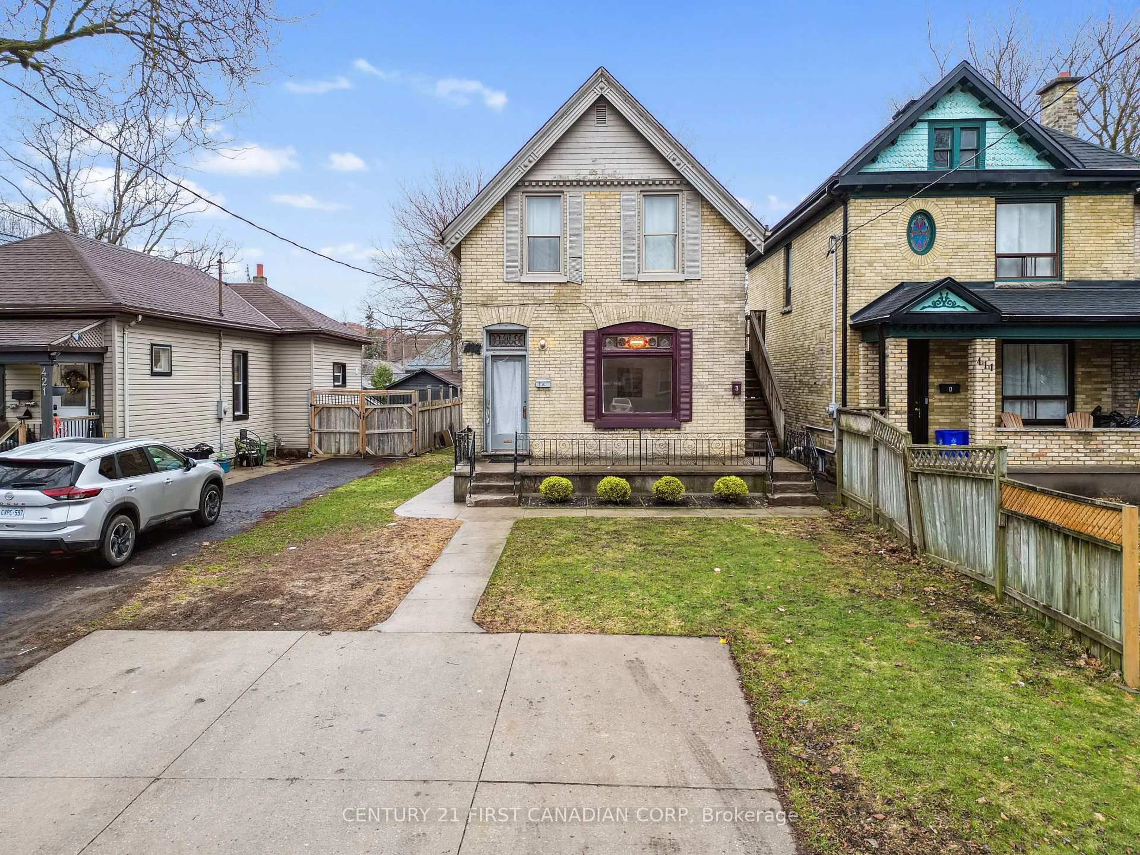 A pic from outside/outdoor area/front of a property/back of a property/a pic from drone, street for 417 Grey St, London East Ontario N6B 1H1