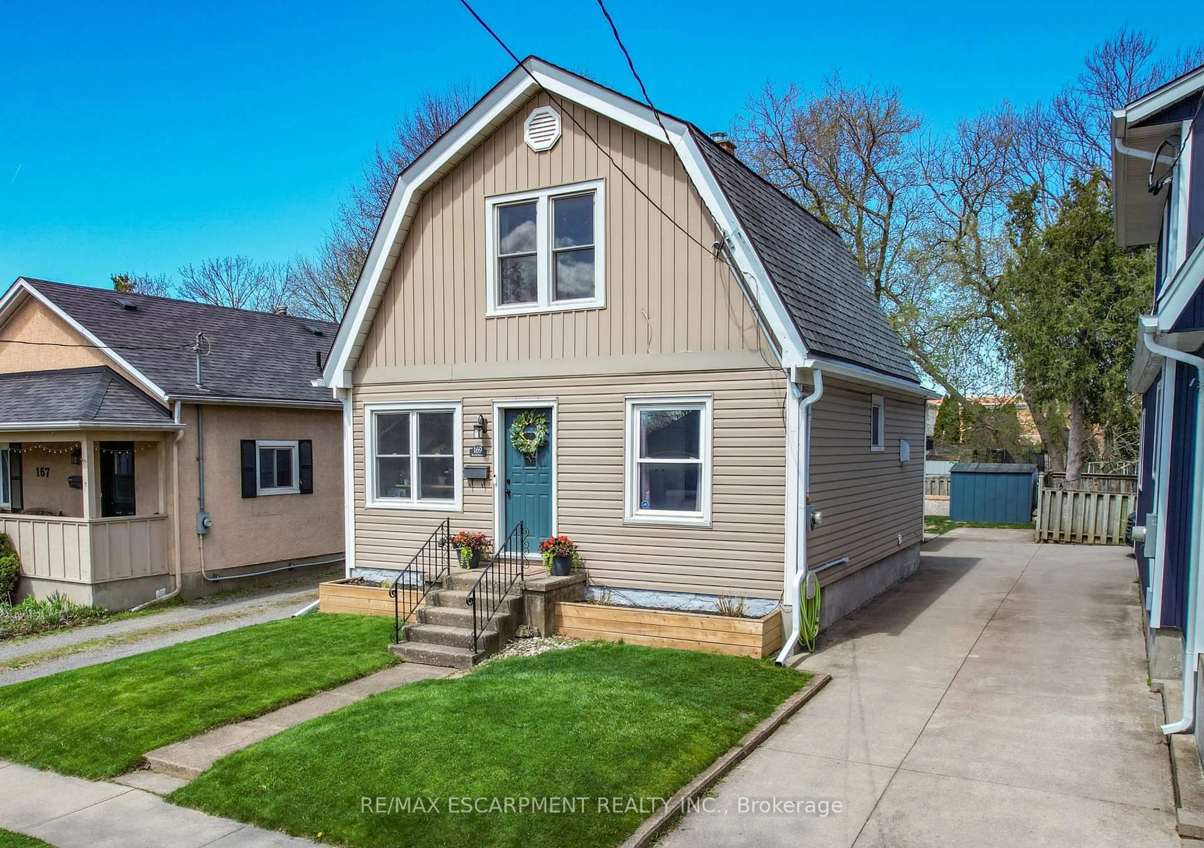 Home with vinyl exterior material, street for 169 Beech St, St. Catharines Ontario L2R 2C5