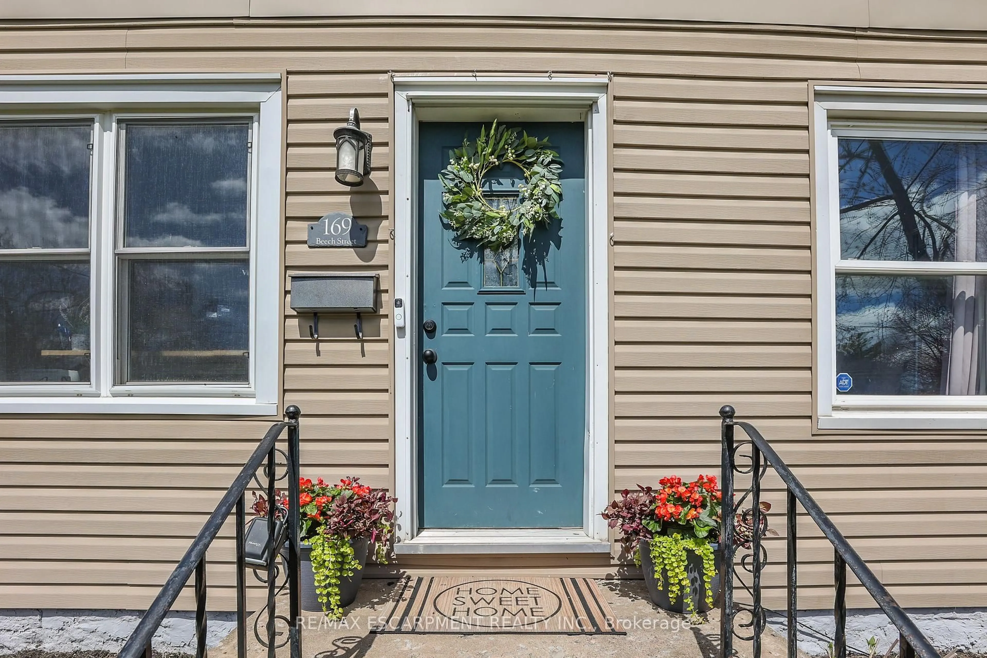 Indoor entryway for 169 Beech St, St. Catharines Ontario L2R 2C5