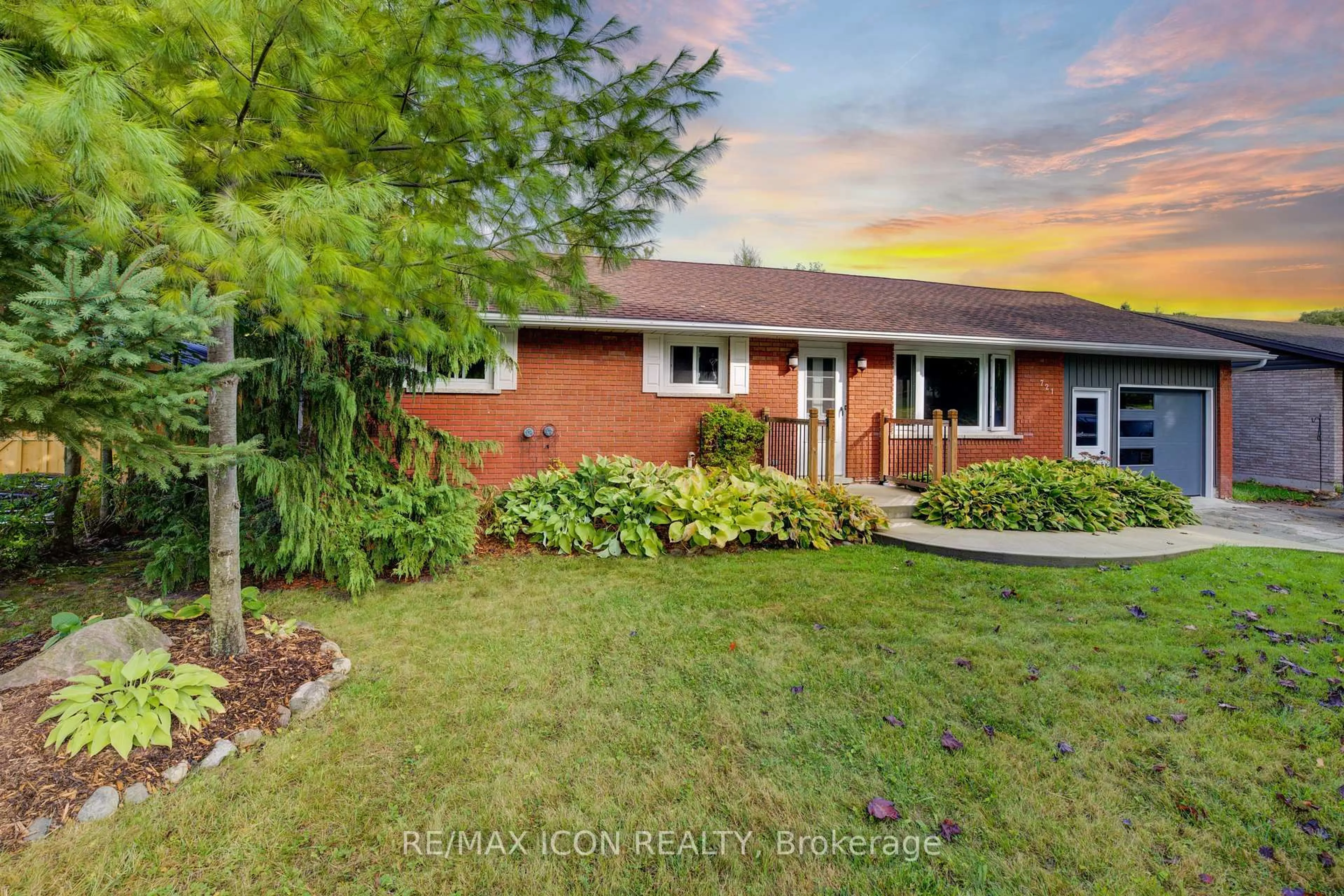 A pic from outside/outdoor area/front of a property/back of a property/a pic from drone, unknown for 721 Waterloo St, Wellington North Ontario N0G 2L3