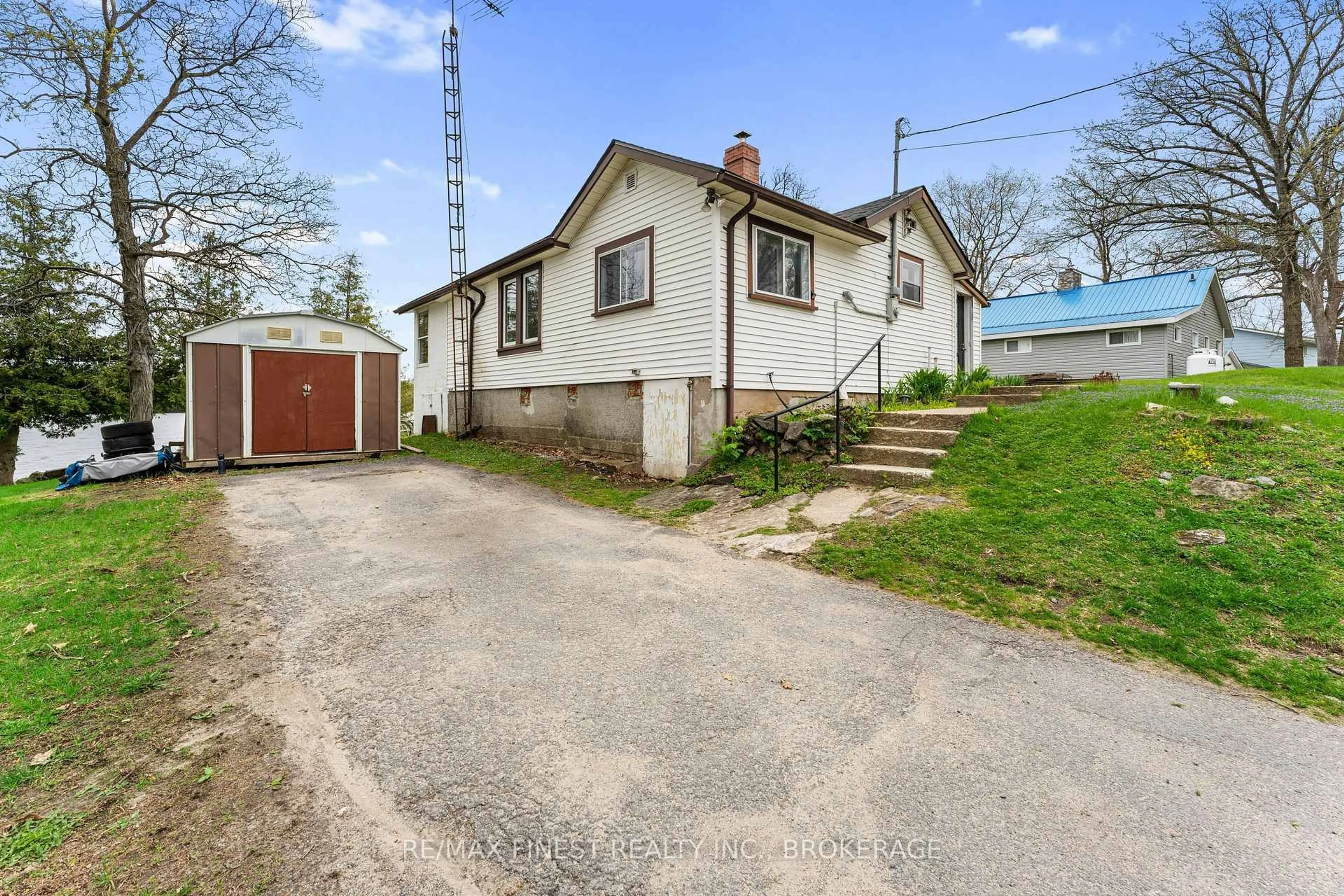 A pic from outside/outdoor area/front of a property/back of a property/a pic from drone, building for 1022 Masonville Rd, Verona Ontario K0H 2W0