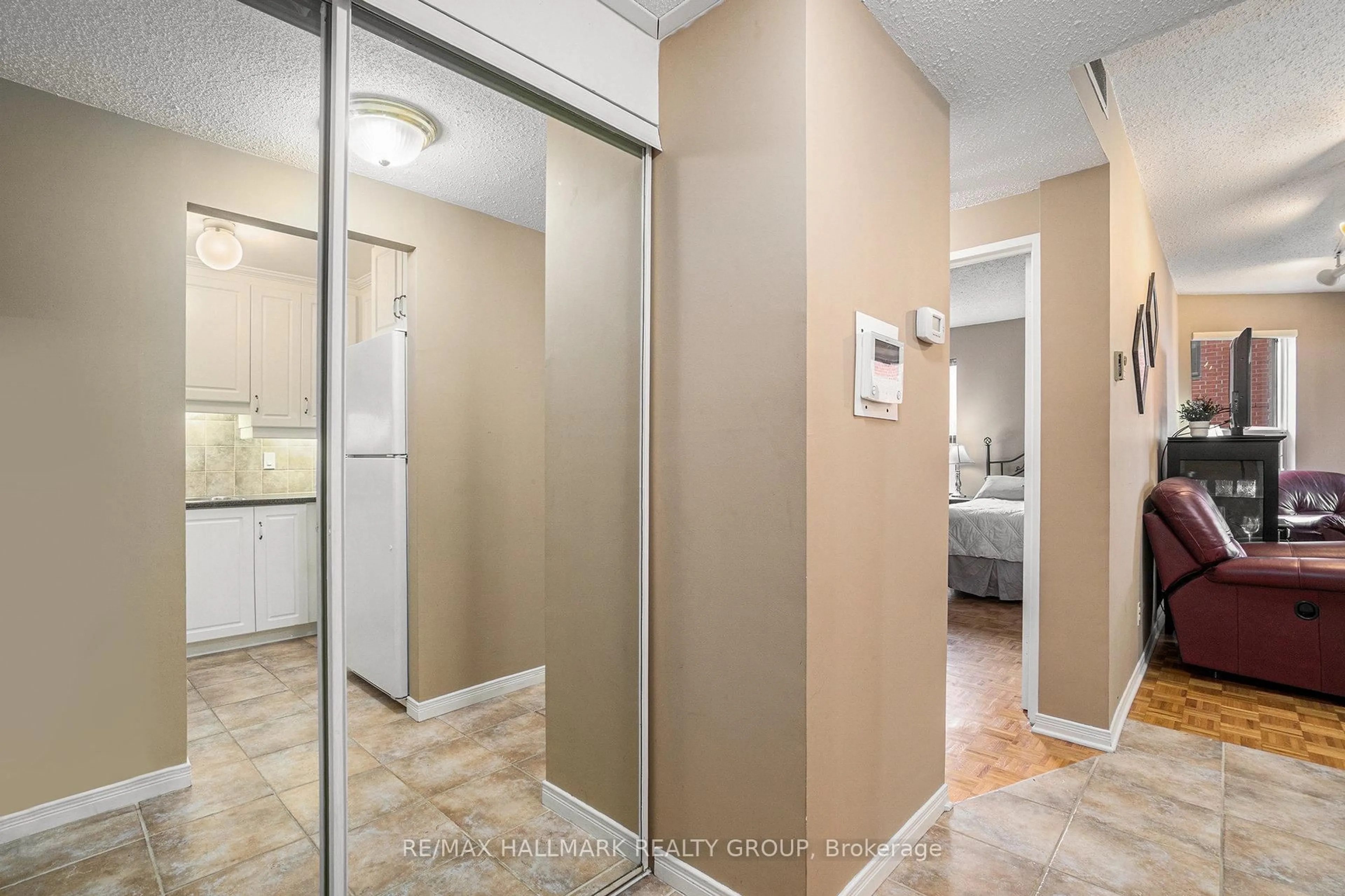 Unknown for 556 Laurier Ave #1404, Ottawa Ontario K1R 7X2