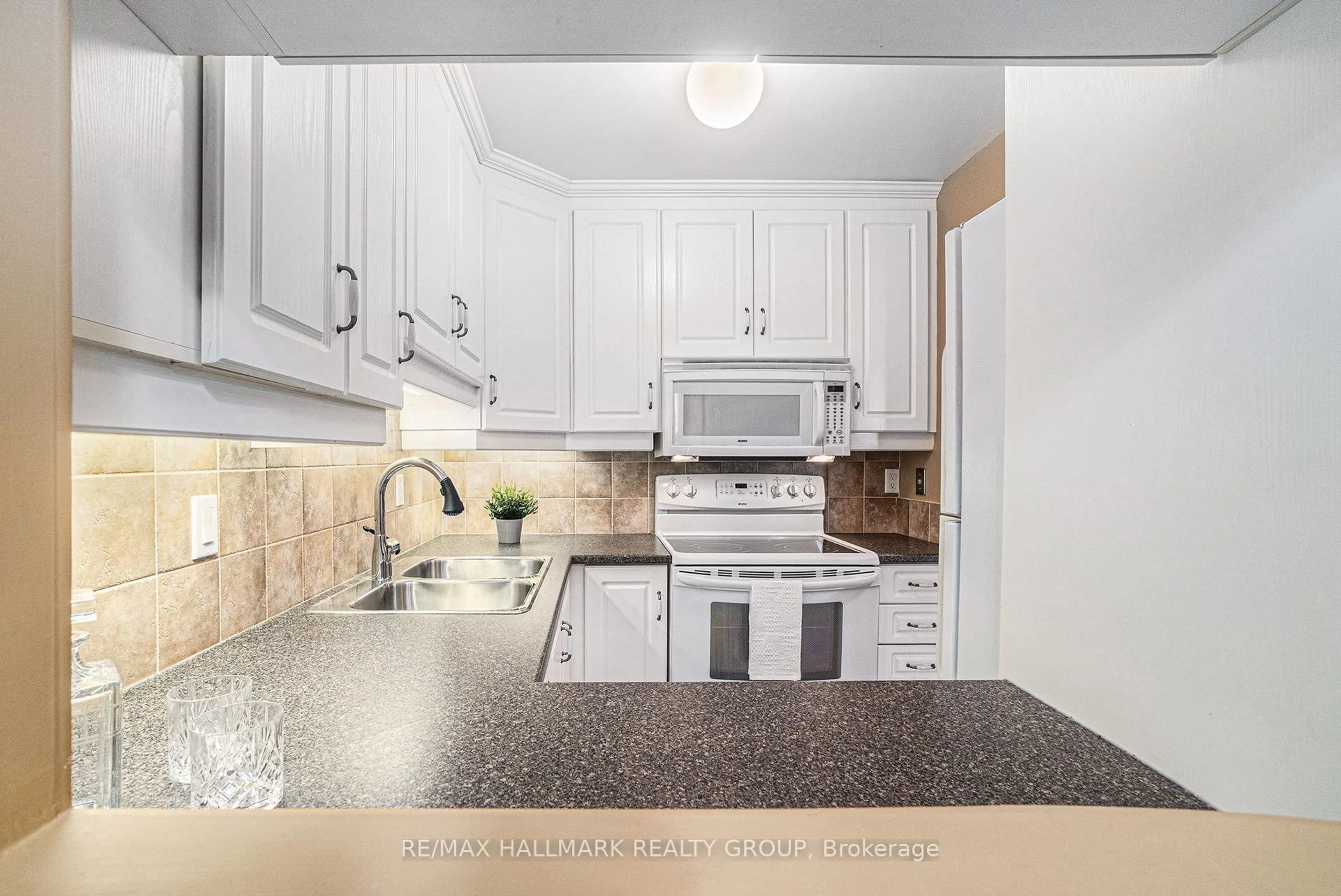 Standard kitchen, ceramic/tile floor for 556 Laurier Ave #1404, Ottawa Ontario K1R 7X2