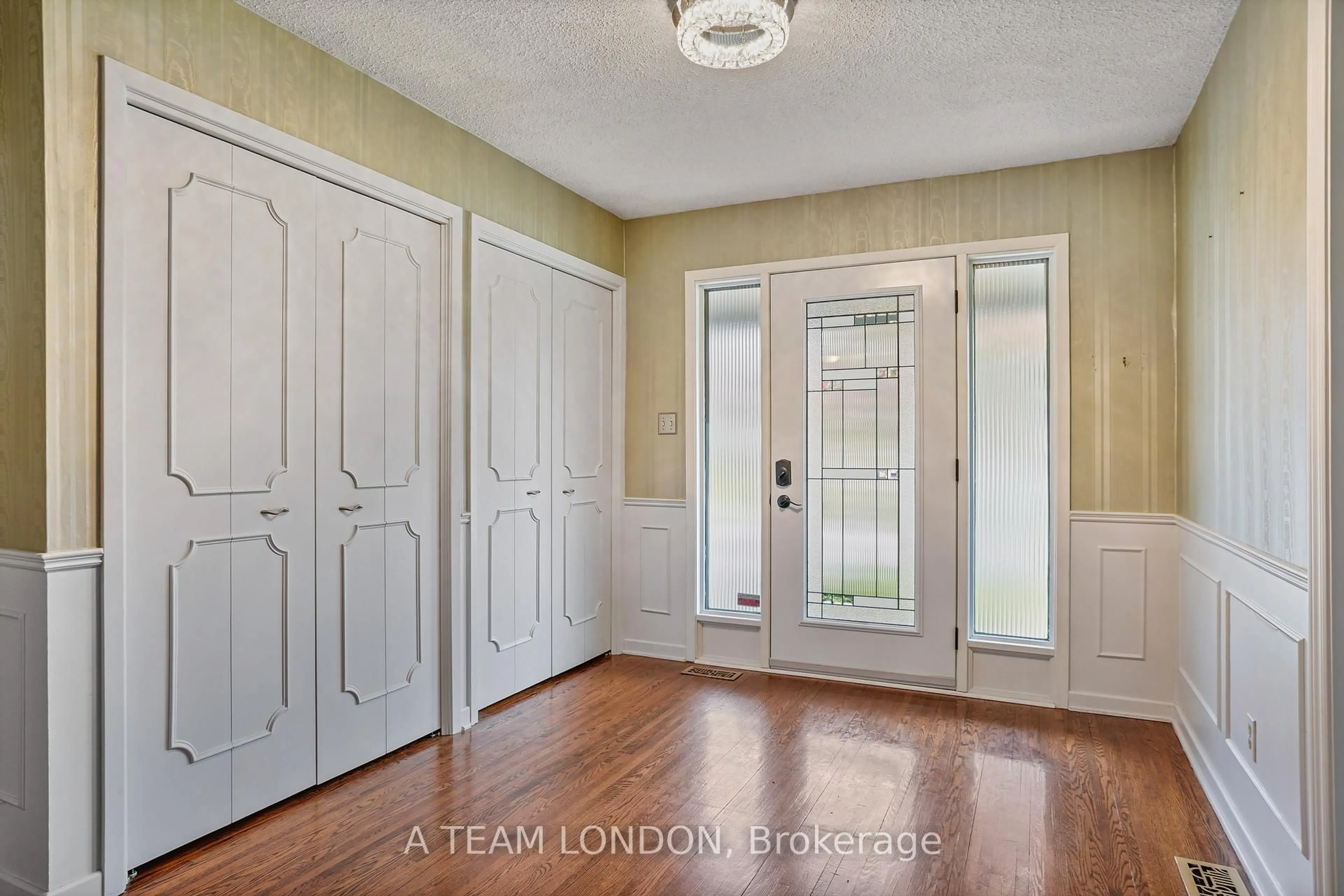 Indoor entryway for 126 Guildford Cres, London South Ontario N6J 3Y5