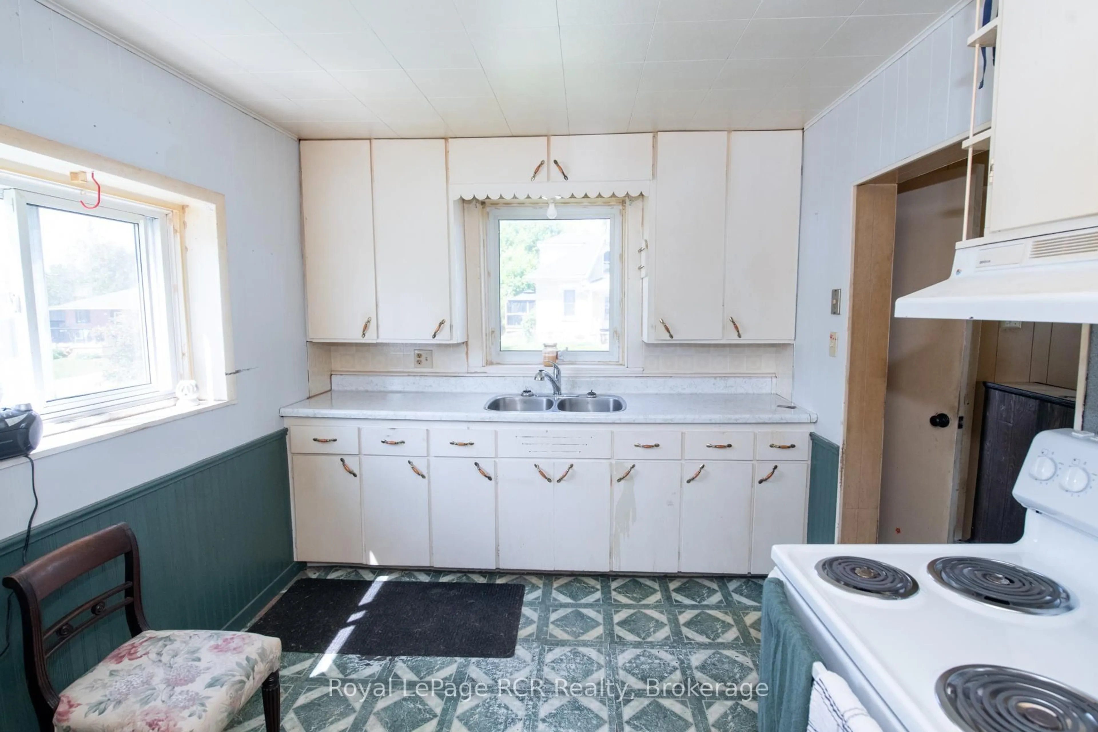 Standard kitchen, ceramic/tile floor for 450 JAMES St, Wellington North Ontario N0G 2L3