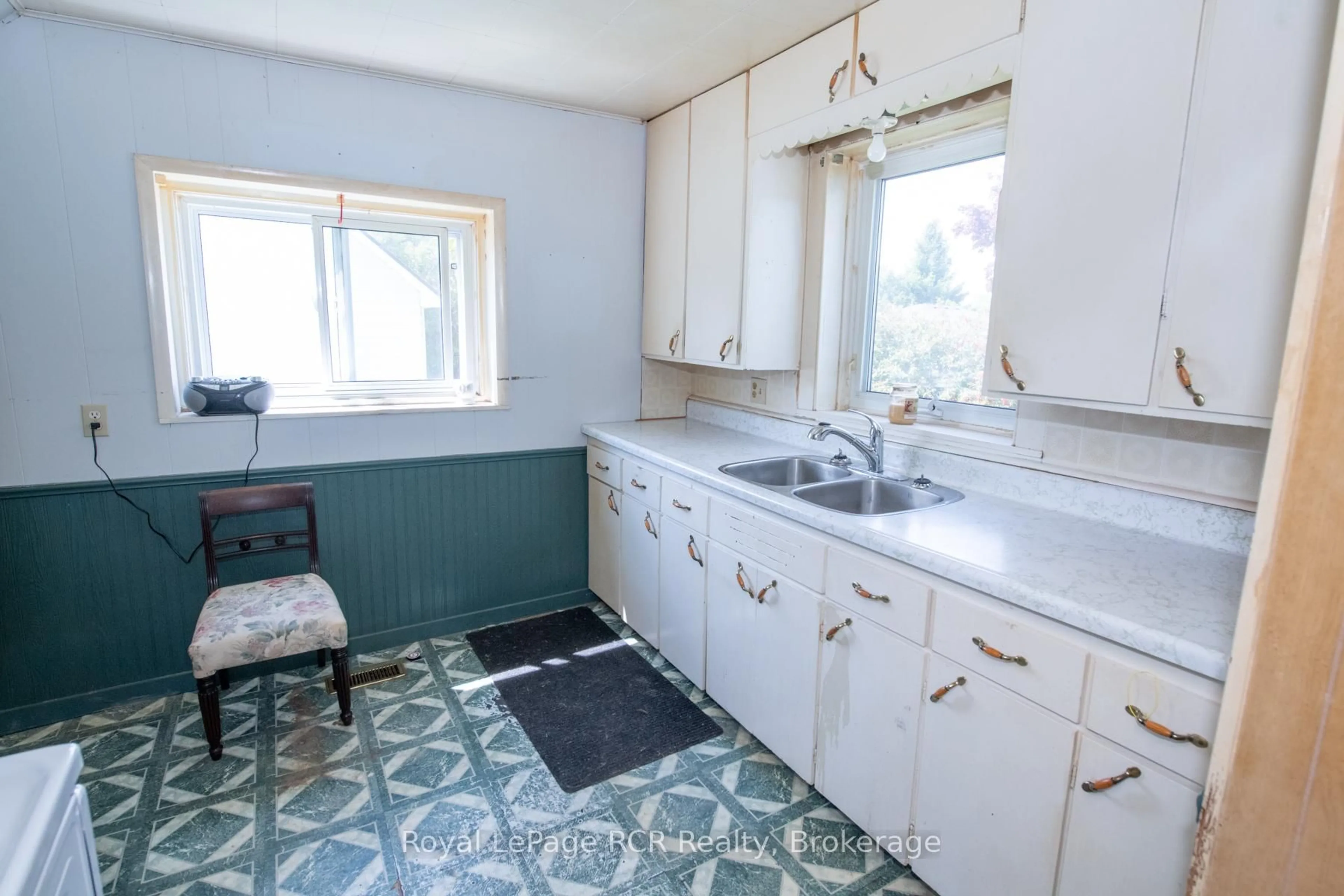 Standard kitchen, ceramic/tile floor for 450 JAMES St, Wellington North Ontario N0G 2L3