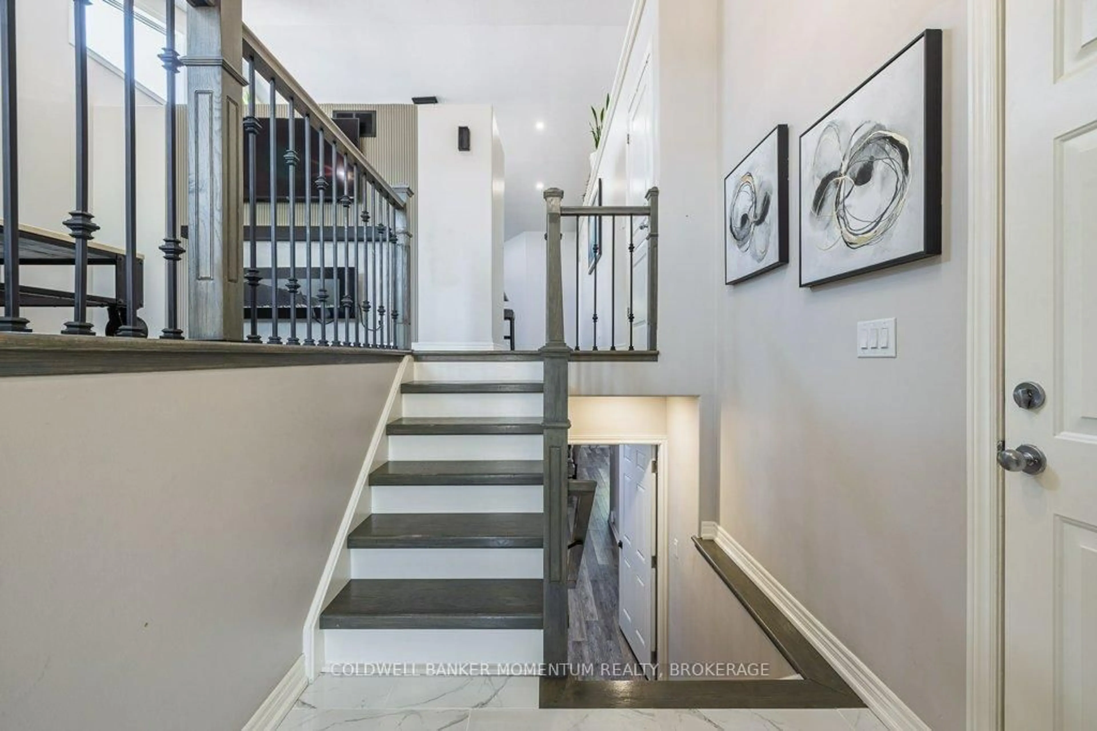 Indoor foyer for 7088 Parkside Rd, Niagara Falls Ontario L2H 3L6