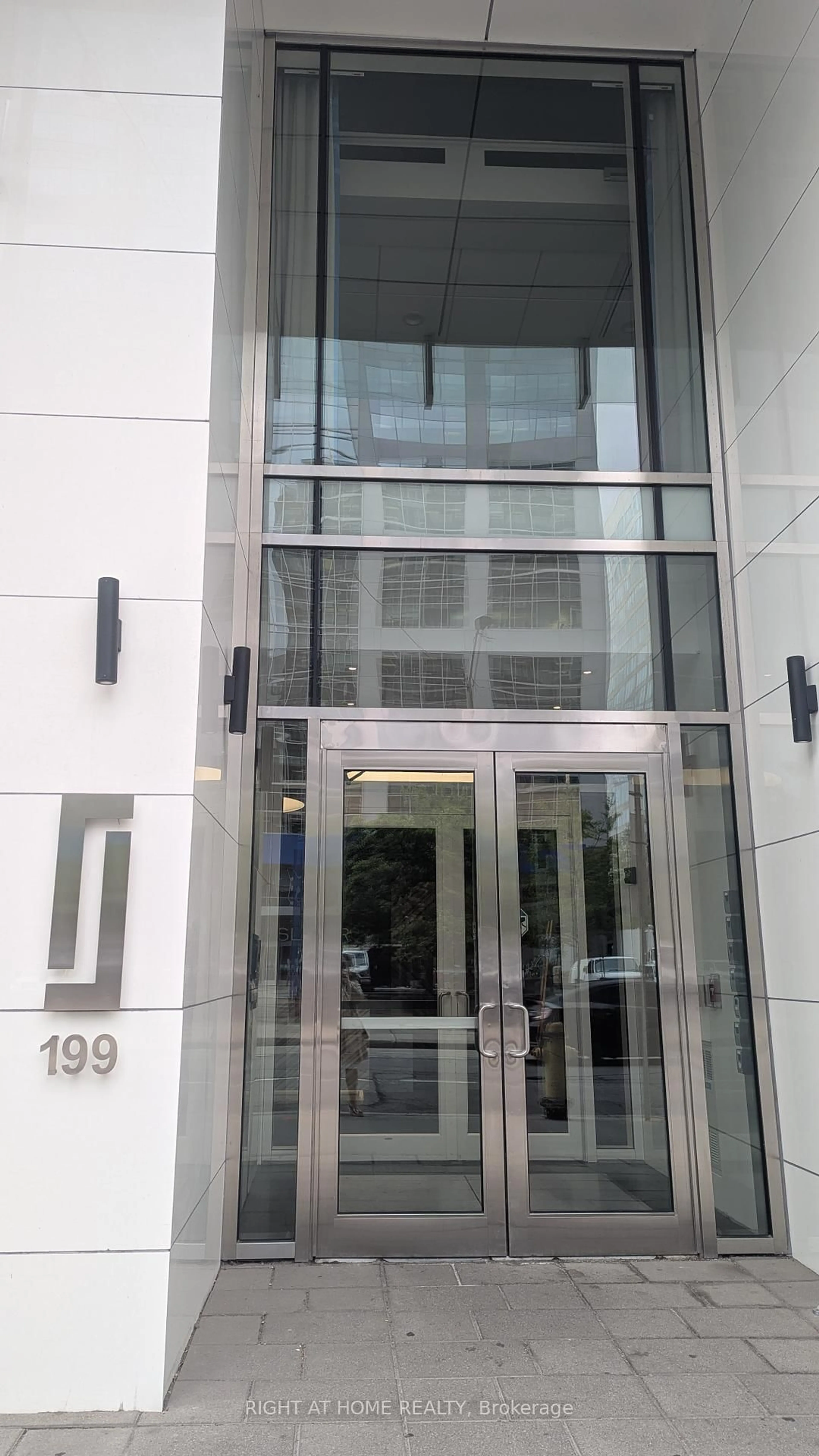 Indoor foyer for 199 Slater St #906, Ottawa Ontario K1P 0A8