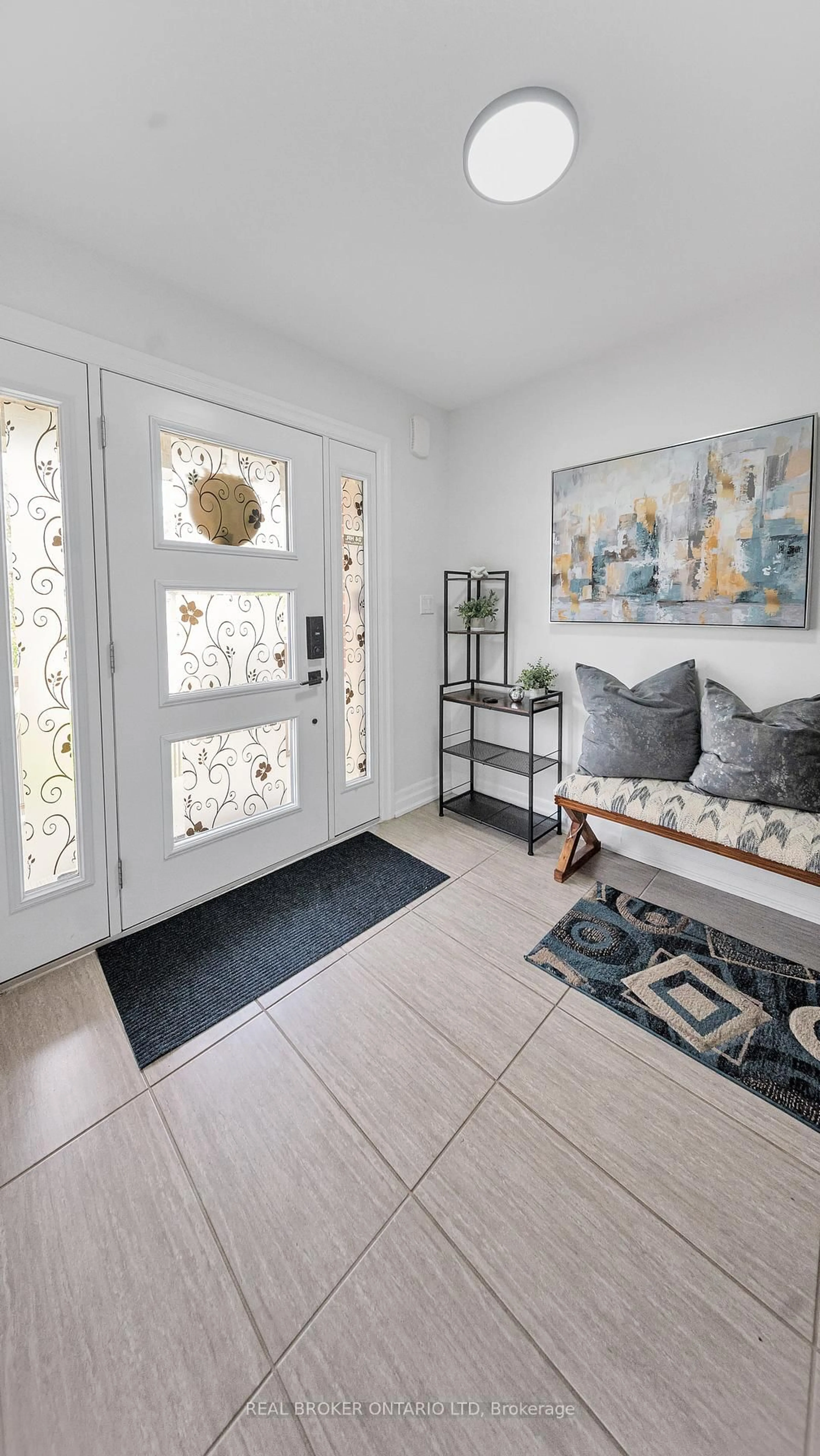 Indoor entryway for 2803 Sheffield Pl, London South Ontario N6M 0E5