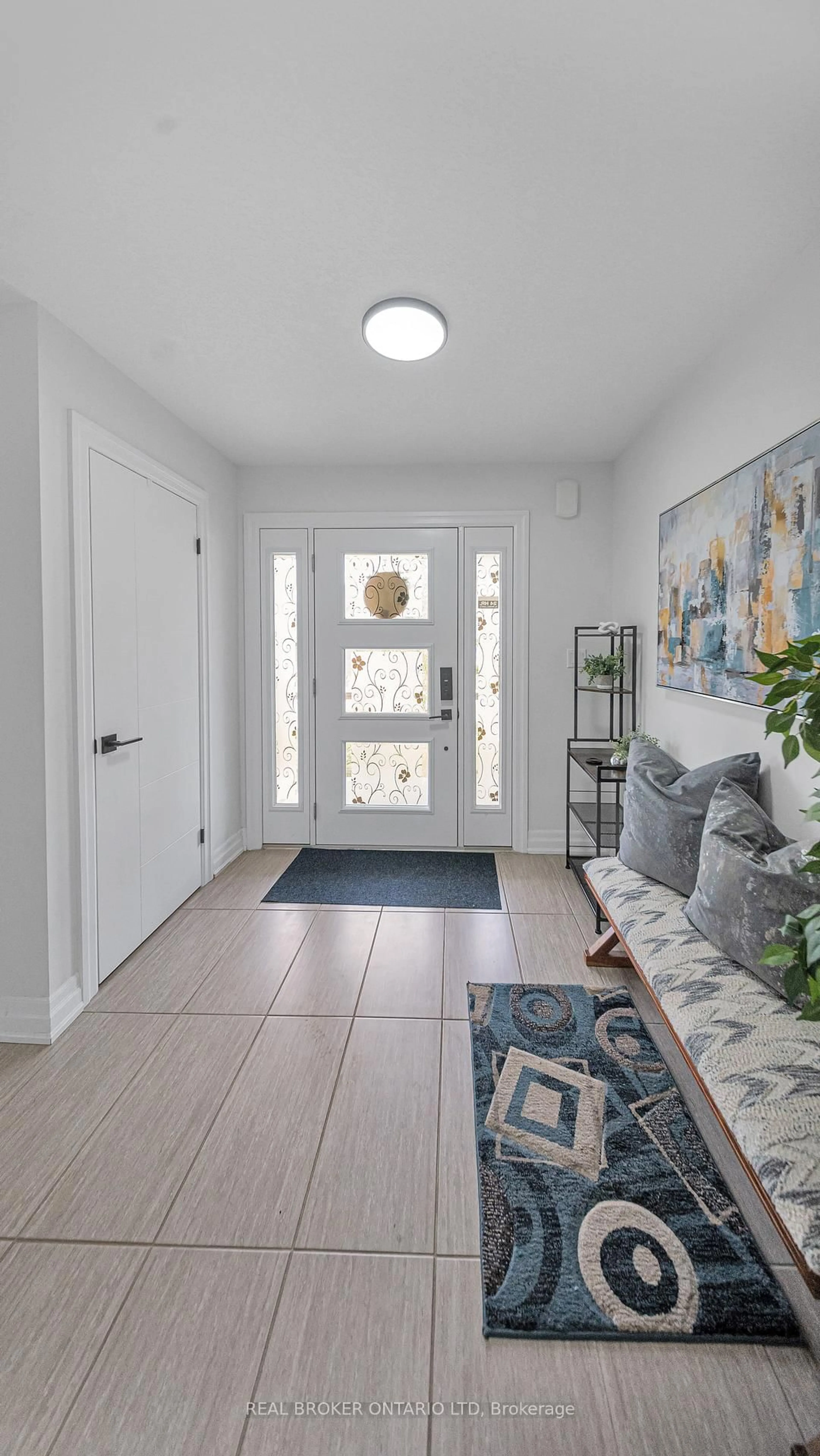 Indoor entryway for 2803 Sheffield Pl, London South Ontario N6M 0E5