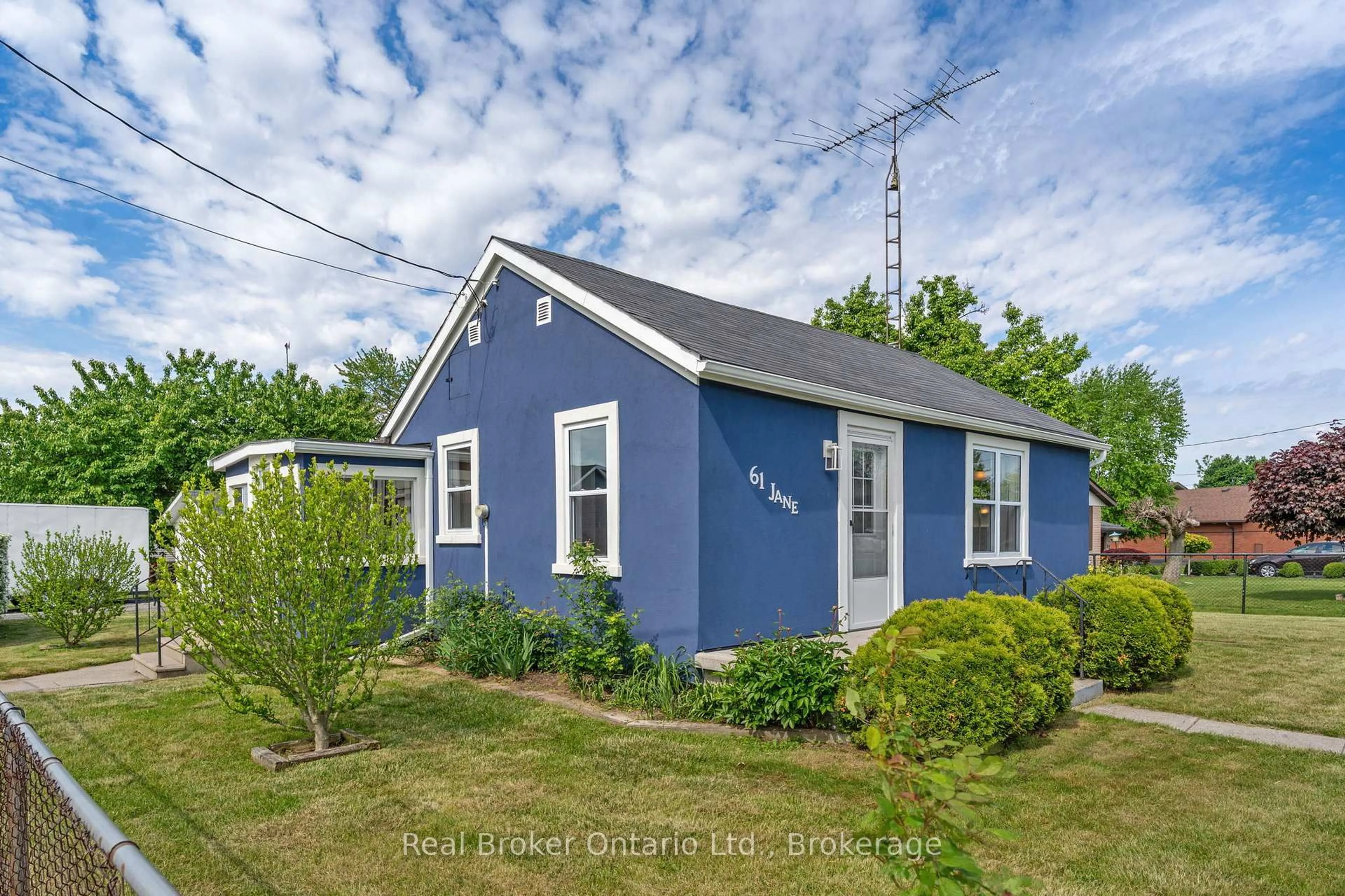 A pic from outside/outdoor area/front of a property/back of a property/a pic from drone, street for 61 Jane St, Haldimand Ontario N0A 1H0