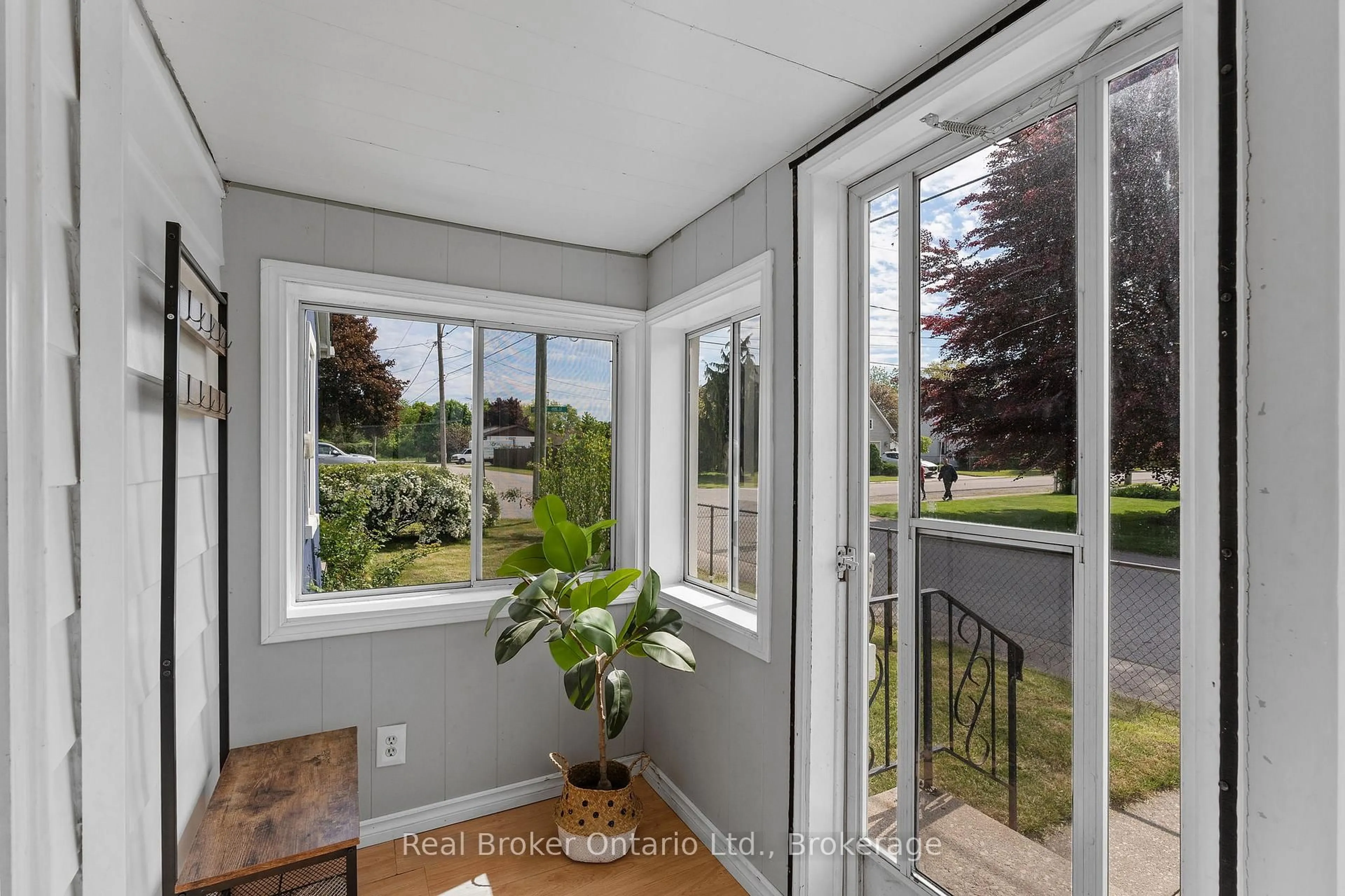 Indoor entryway for 61 Jane St, Haldimand Ontario N0A 1H0
