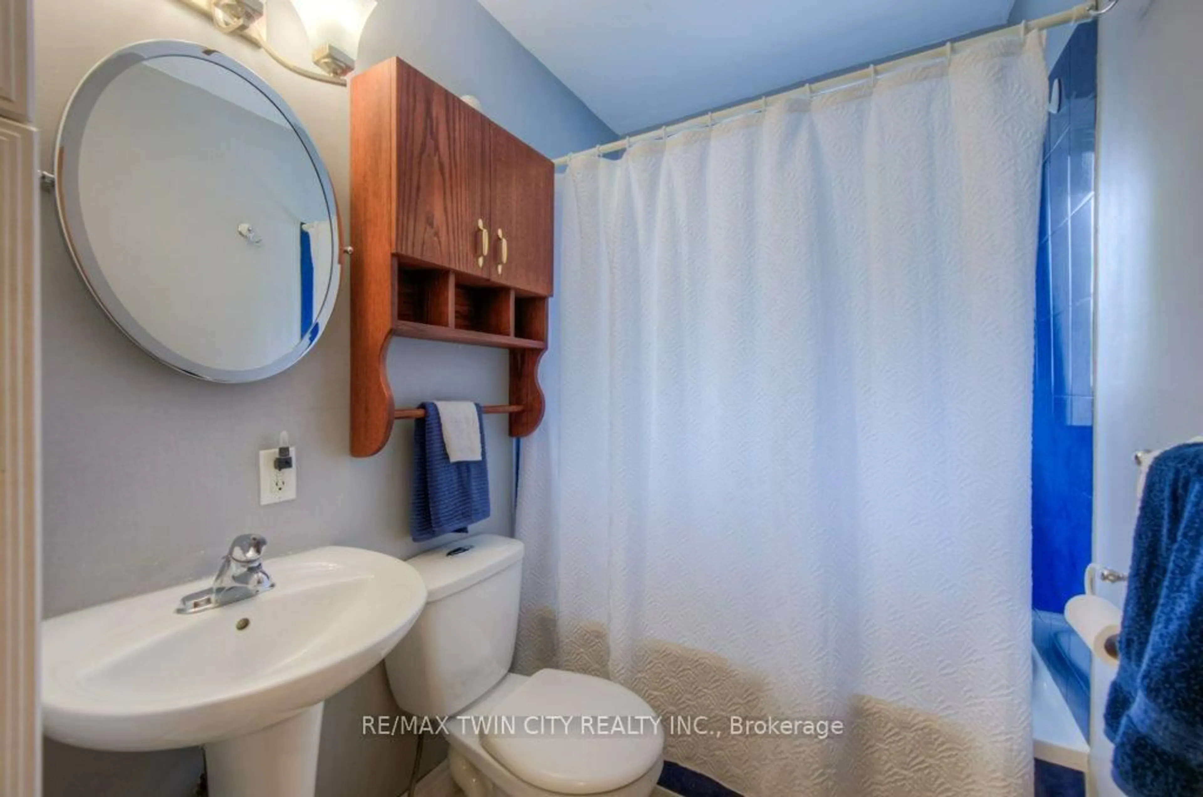Standard bathroom, ceramic/tile floor for 18 Renwick Ave, Cambridge Ontario N3C 2T6