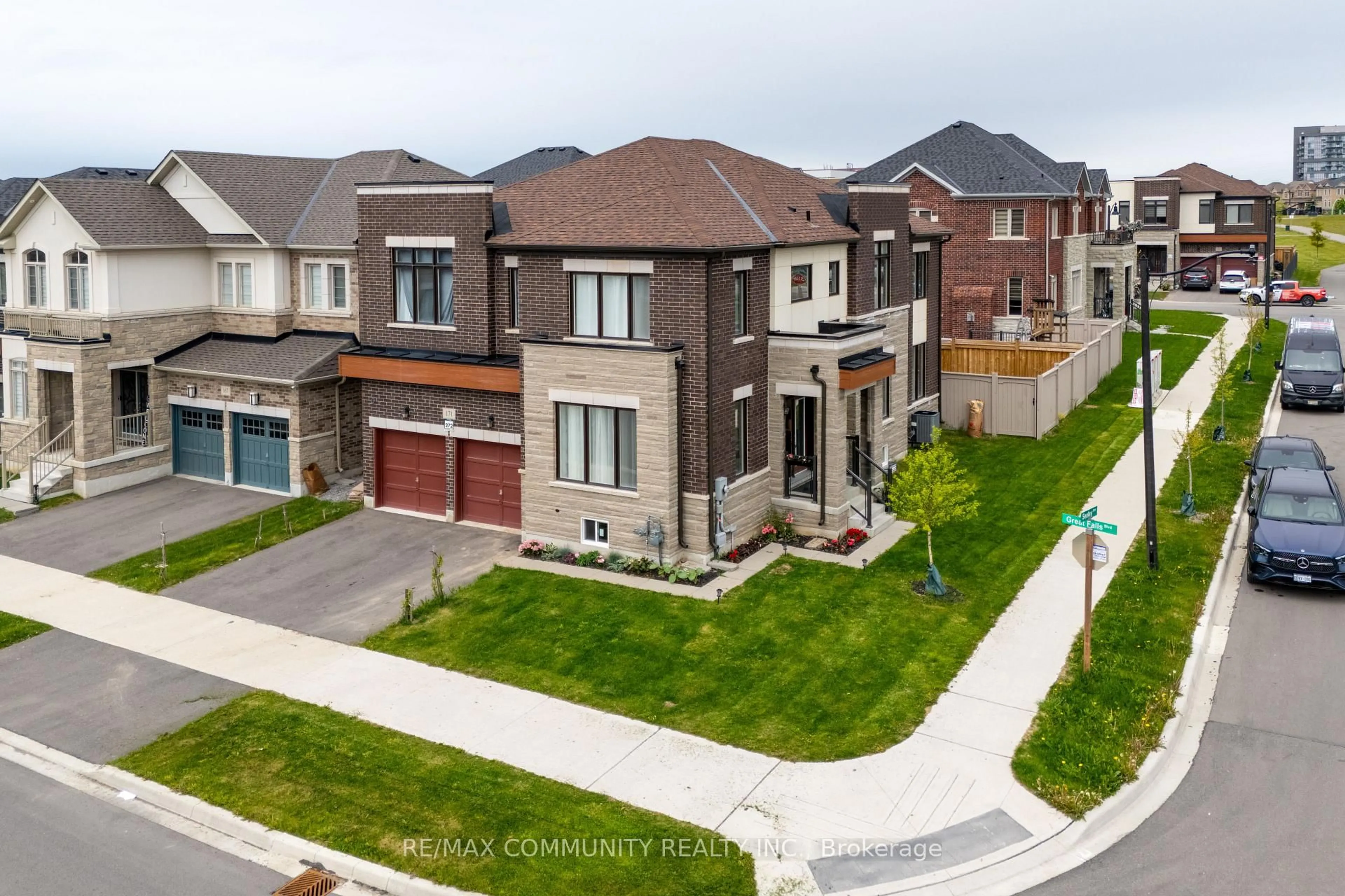 A pic from outside/outdoor area/front of a property/back of a property/a pic from drone, street for 171 Great Falls Blvd, Hamilton Ontario L8B 1Y6