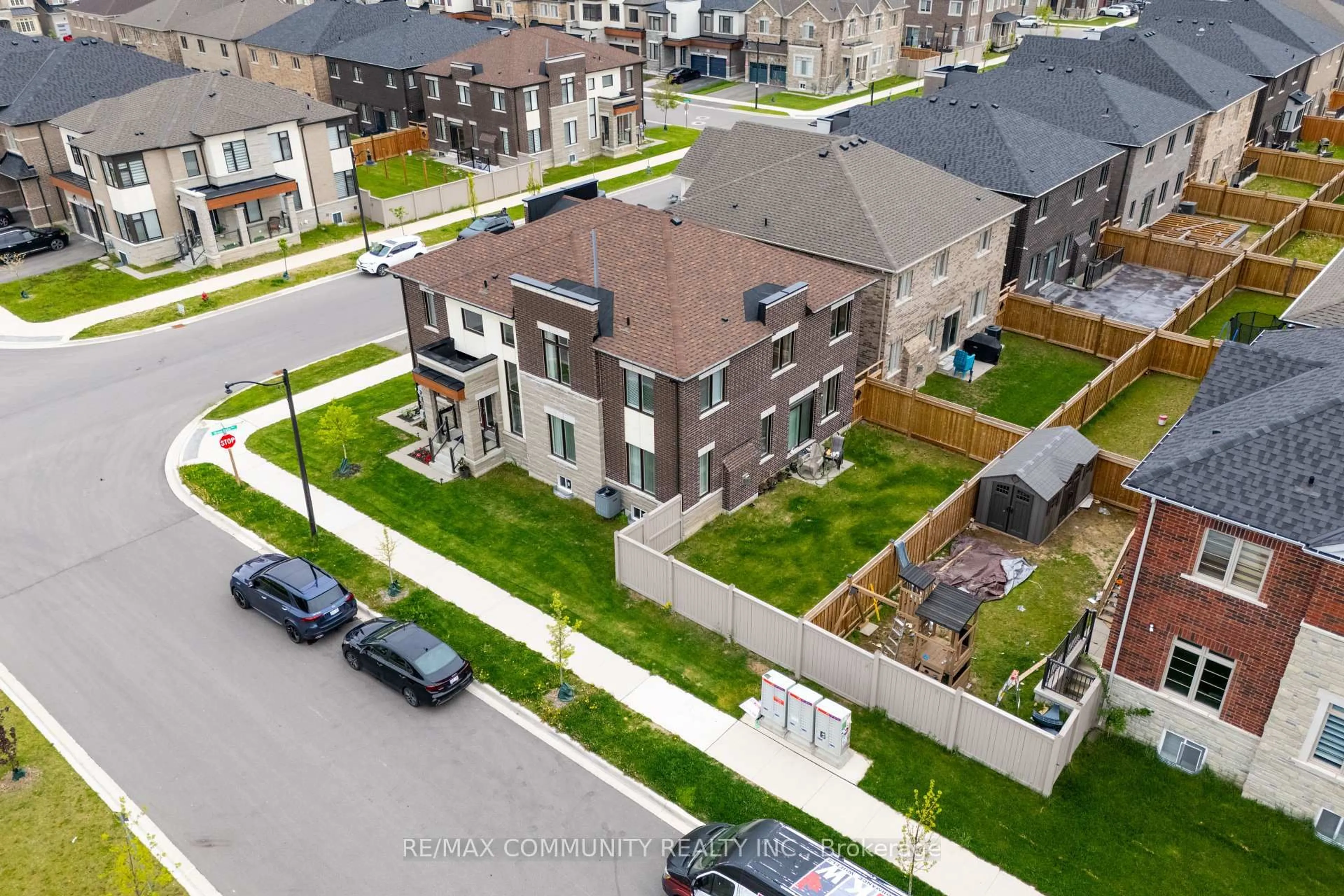 A pic from outside/outdoor area/front of a property/back of a property/a pic from drone, street for 171 Great Falls Blvd, Hamilton Ontario L8B 1Y6