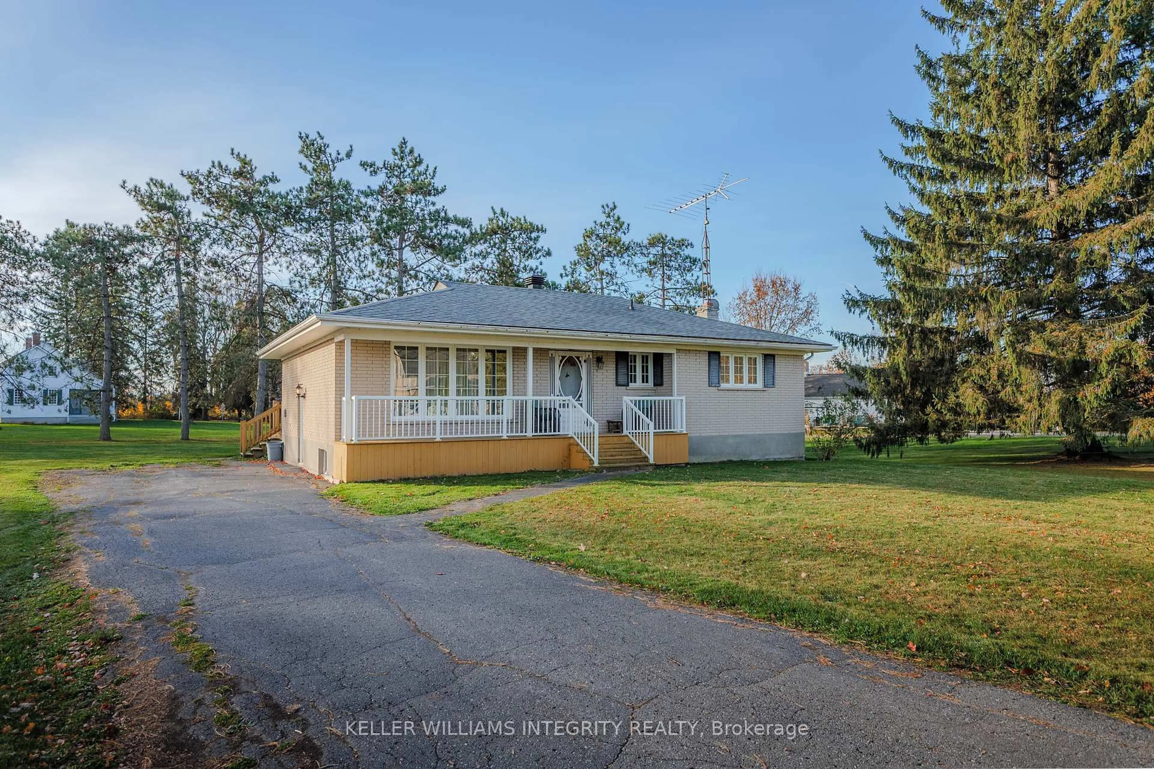 Home with vinyl exterior material, street for 19732 John St, South Glengarry Ontario K0C 2J0