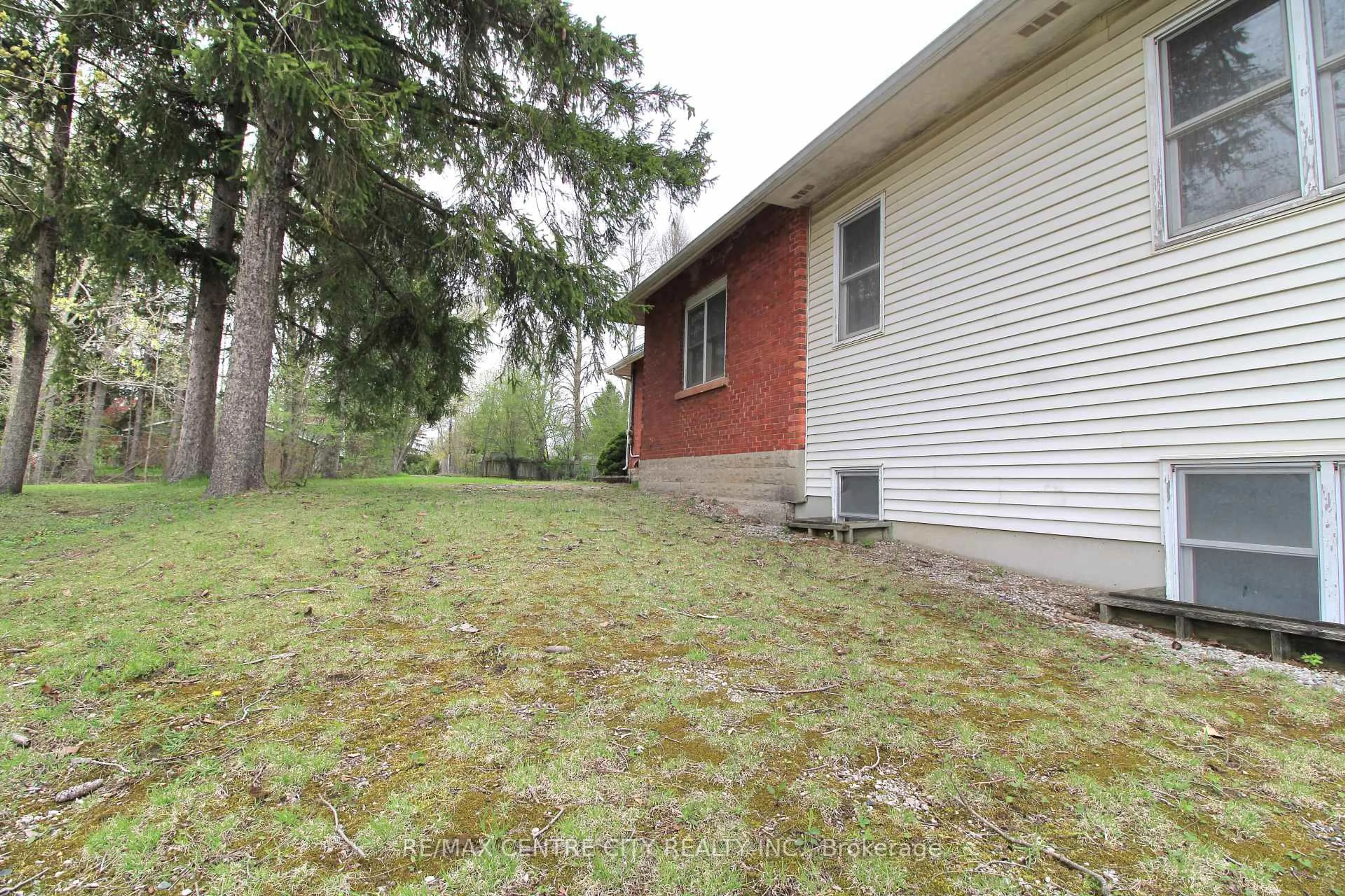 Unknown for 12 CHESTER St, St. Thomas Ontario N5R 1T8