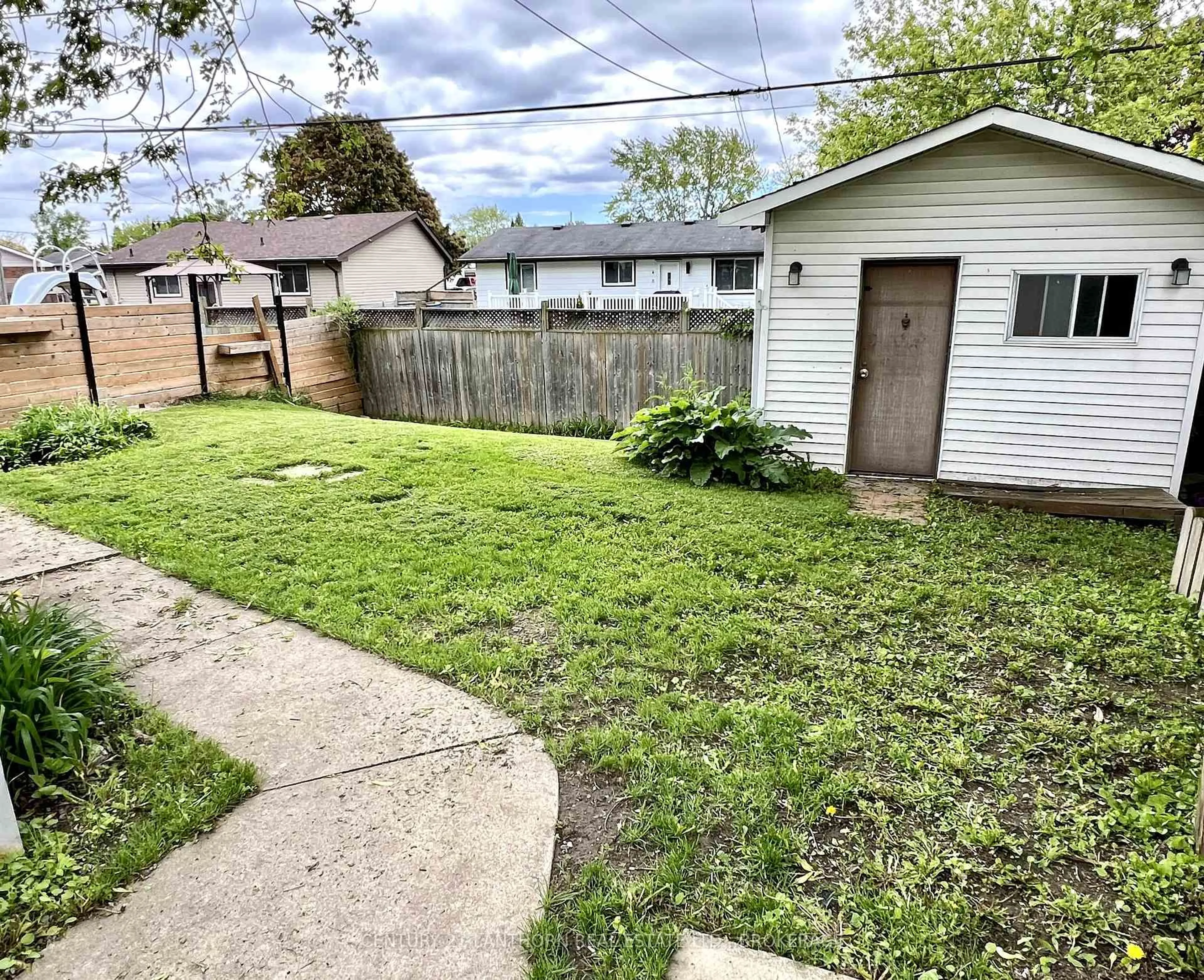 A pic from outside/outdoor area/front of a property/back of a property/a pic from drone, street for 190 Amherst Dr, Loyalist Ontario K7N 1T4