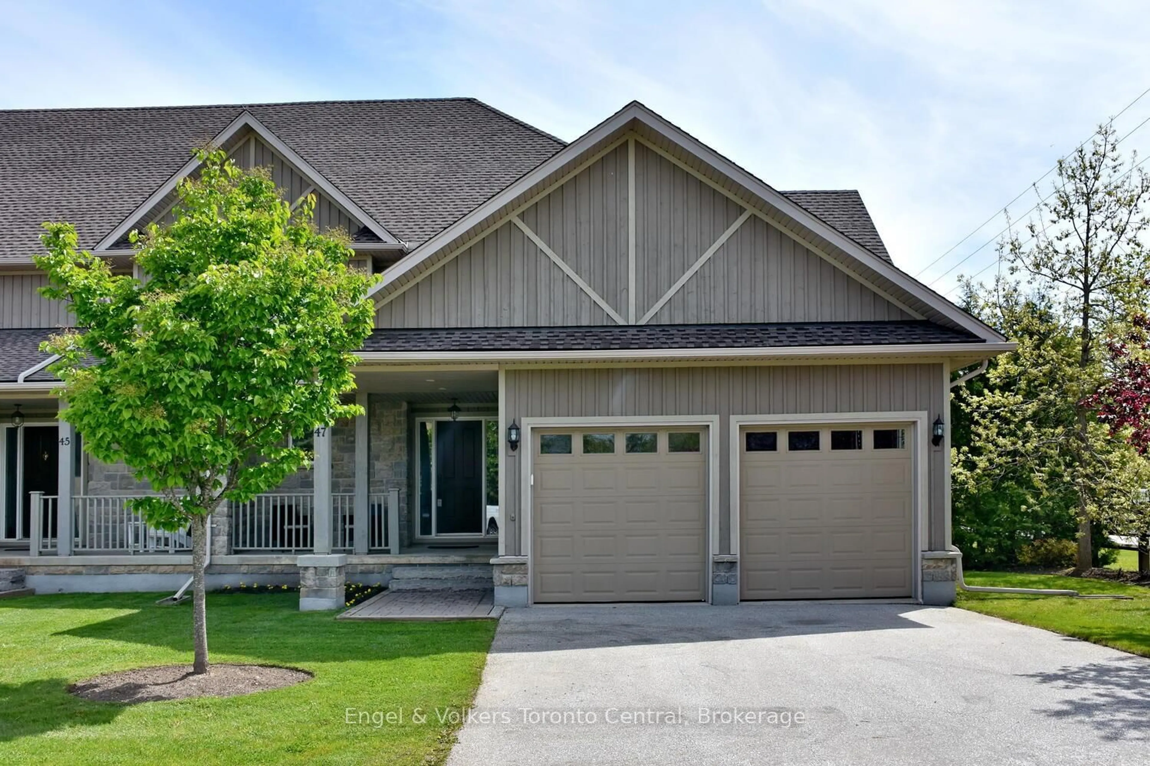 Home with vinyl exterior material, street for 47 Meadowbrook Lane, Blue Mountains Ontario N0H 2P0