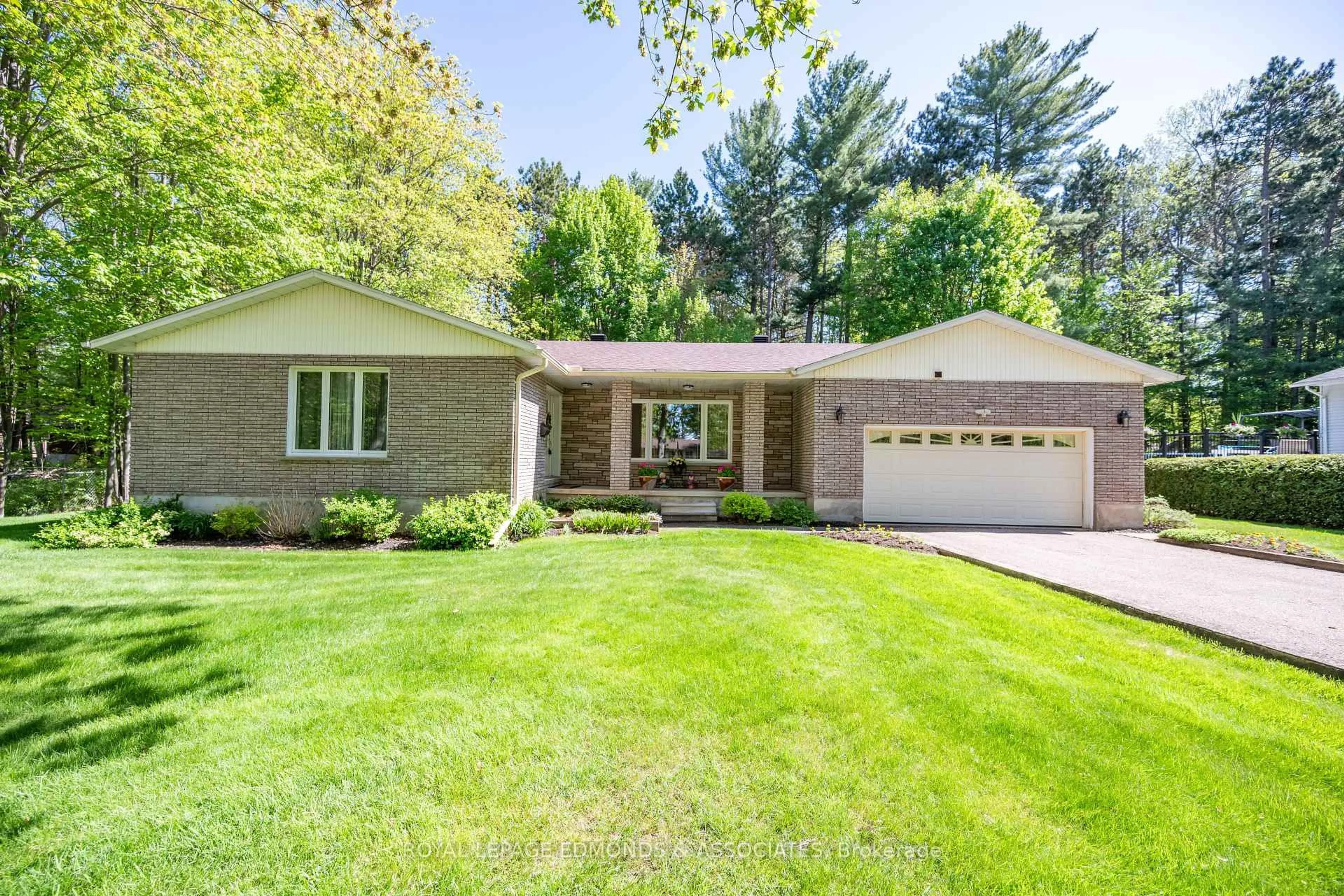 Home with vinyl exterior material, street for 9 Heritage Dr, Petawawa Ontario K8H 3J5