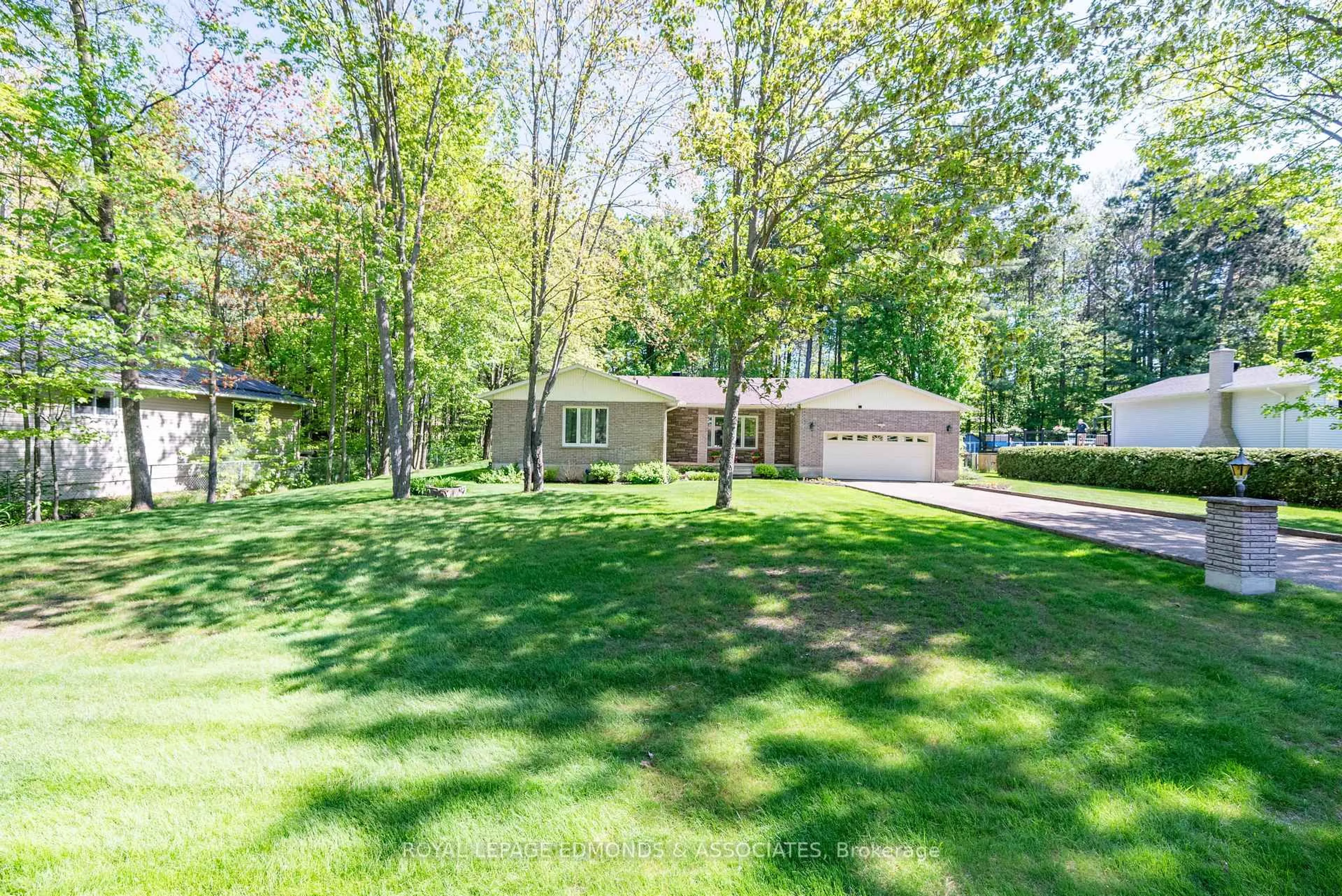 A pic from outside/outdoor area/front of a property/back of a property/a pic from drone, unknown for 9 Heritage Dr, Petawawa Ontario K8H 3J5
