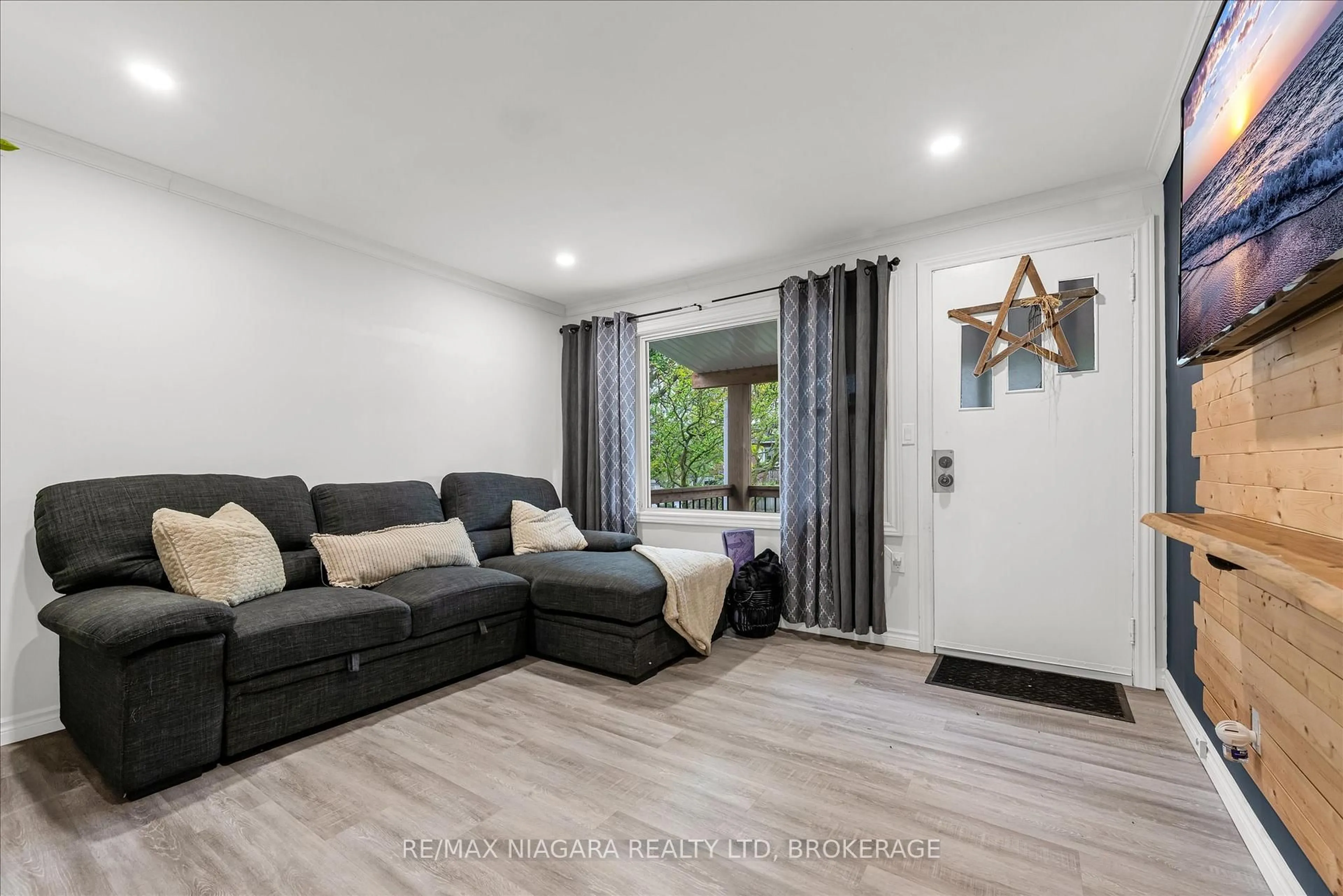 Living room with furniture, unknown for 17 Lonsdale Ave, St. Catharines Ontario L2P 1G8