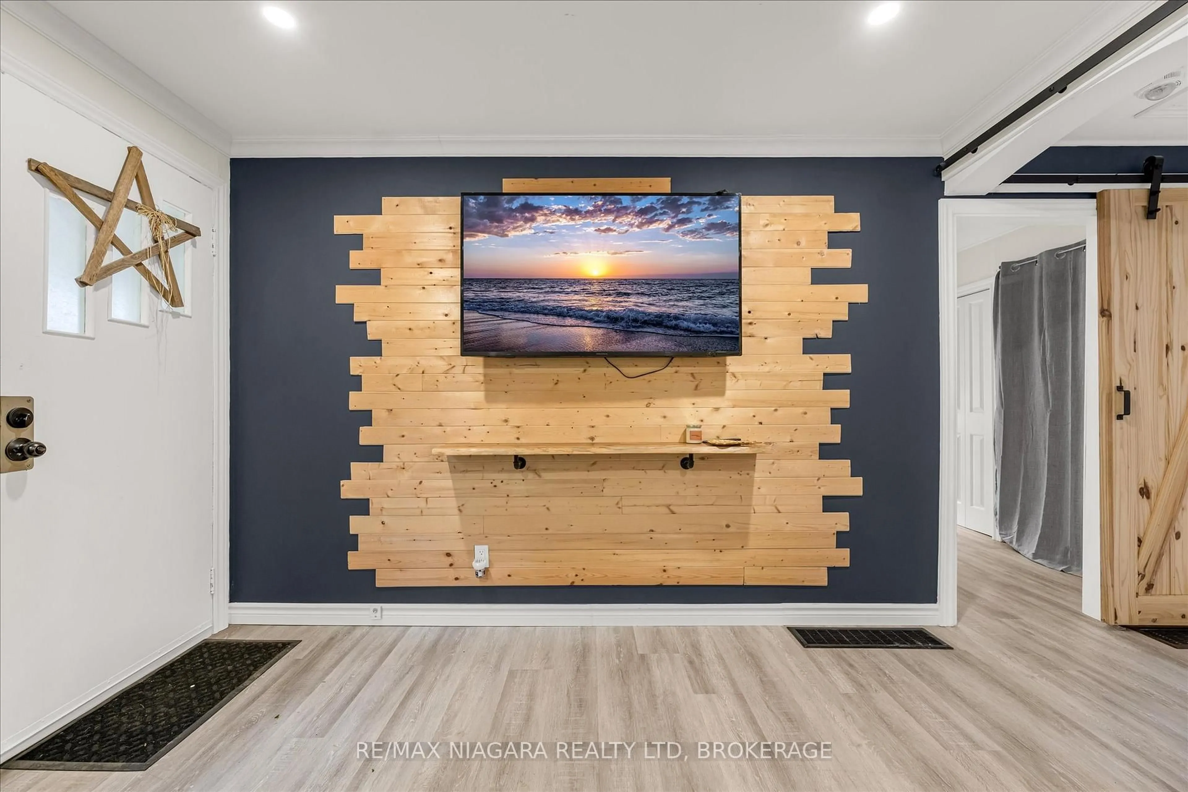 Indoor entryway for 17 Lonsdale Ave, St. Catharines Ontario L2P 1G8