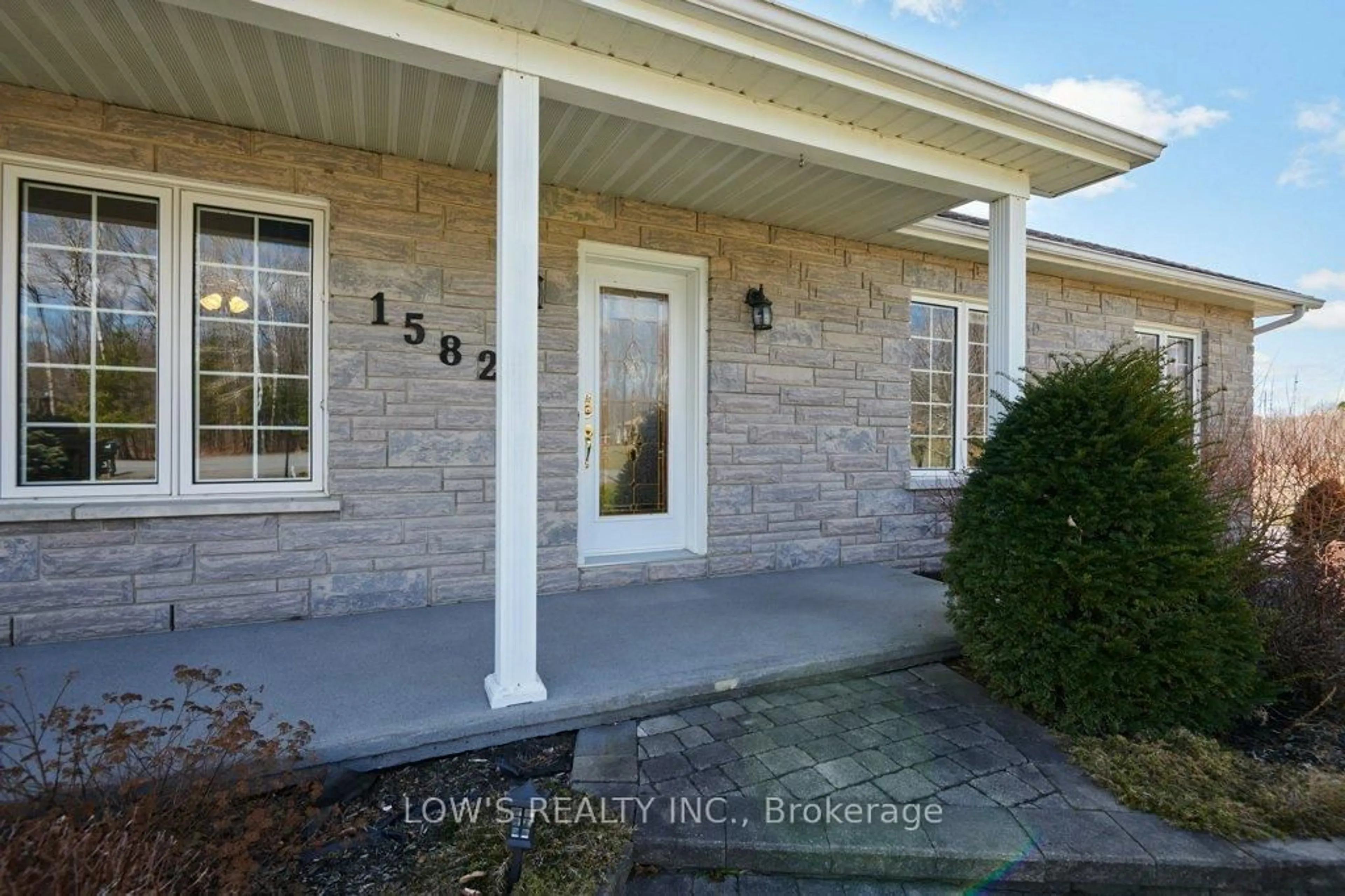 Indoor entryway for 1582 Sandy Hill Rd, Champlain Ontario K6A 2R2