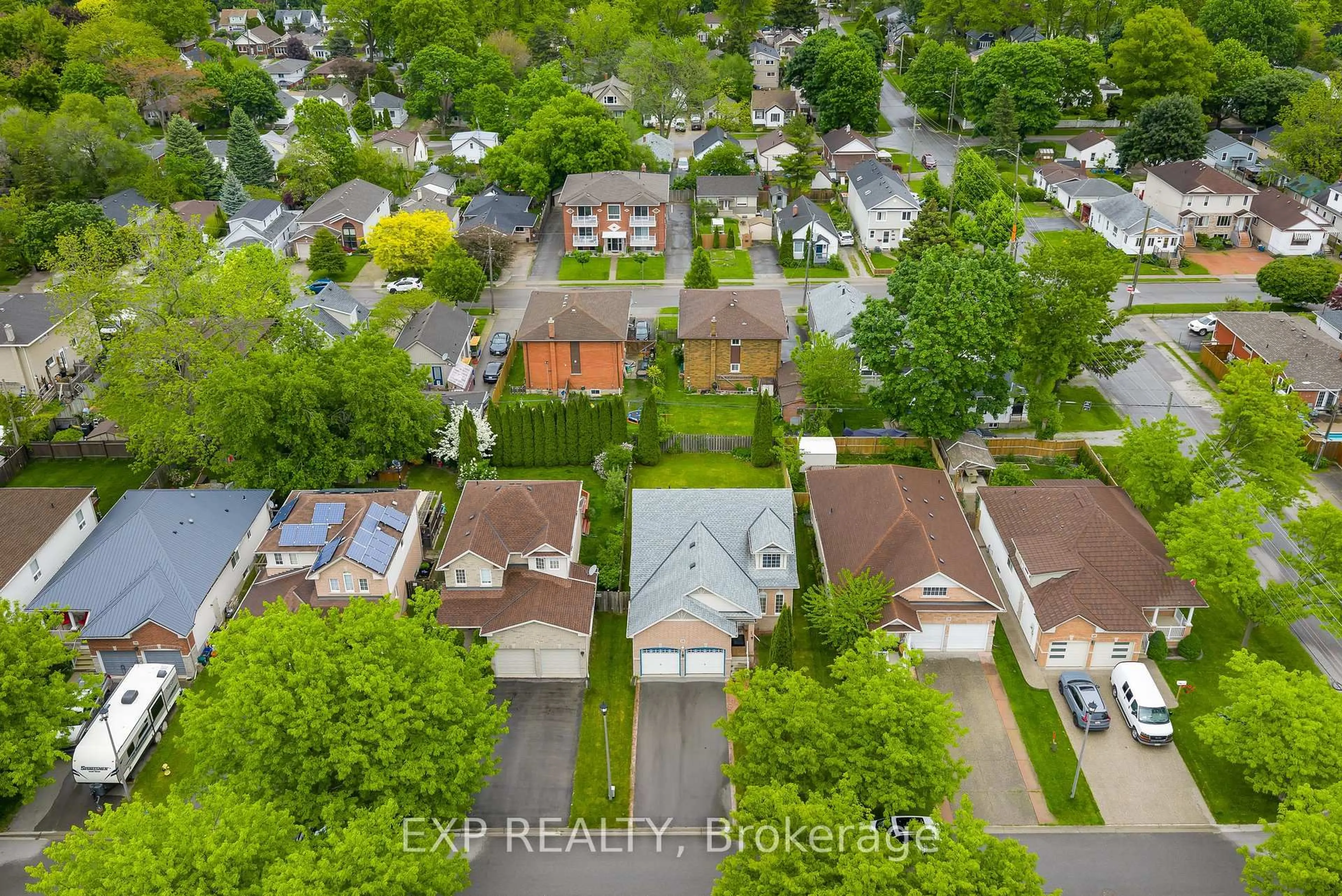 A pic from outside/outdoor area/front of a property/back of a property/a pic from drone, street for 72 Shakespeare Ave, St. Catharines Ontario L2R 6N2