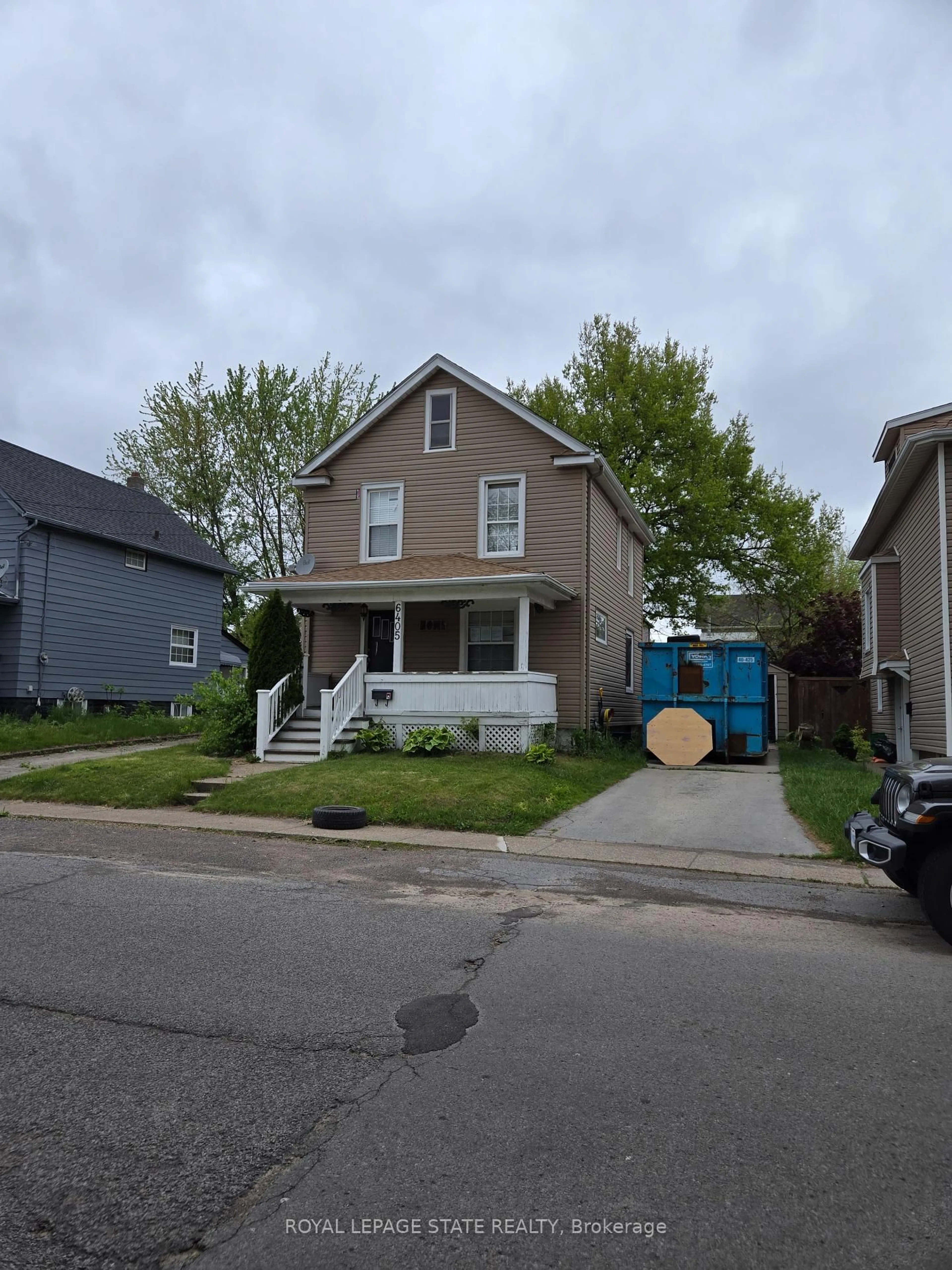 A pic from outside/outdoor area/front of a property/back of a property/a pic from drone, street for 6405 Barker St, Niagara Falls Ontario L2G 1Y6